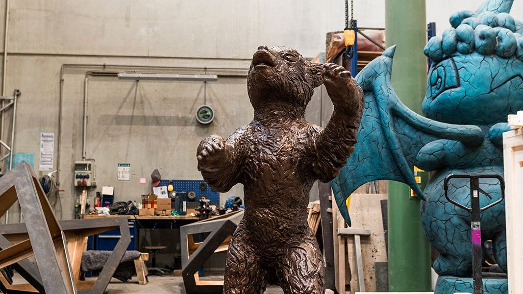 Der vierte Berliner Autobahnbär steht in der Berliner Gießerei Noack, wo er gegossen wurde.