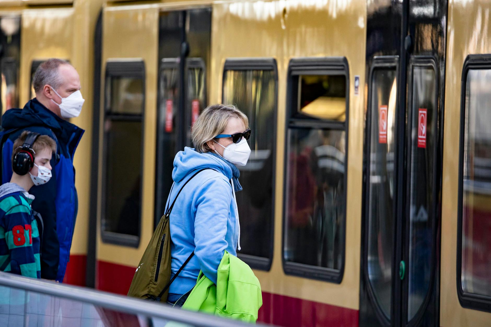 Im öffentlichen Personenverkehr gilt bereits die Pflicht zum Tragen einer Maske.