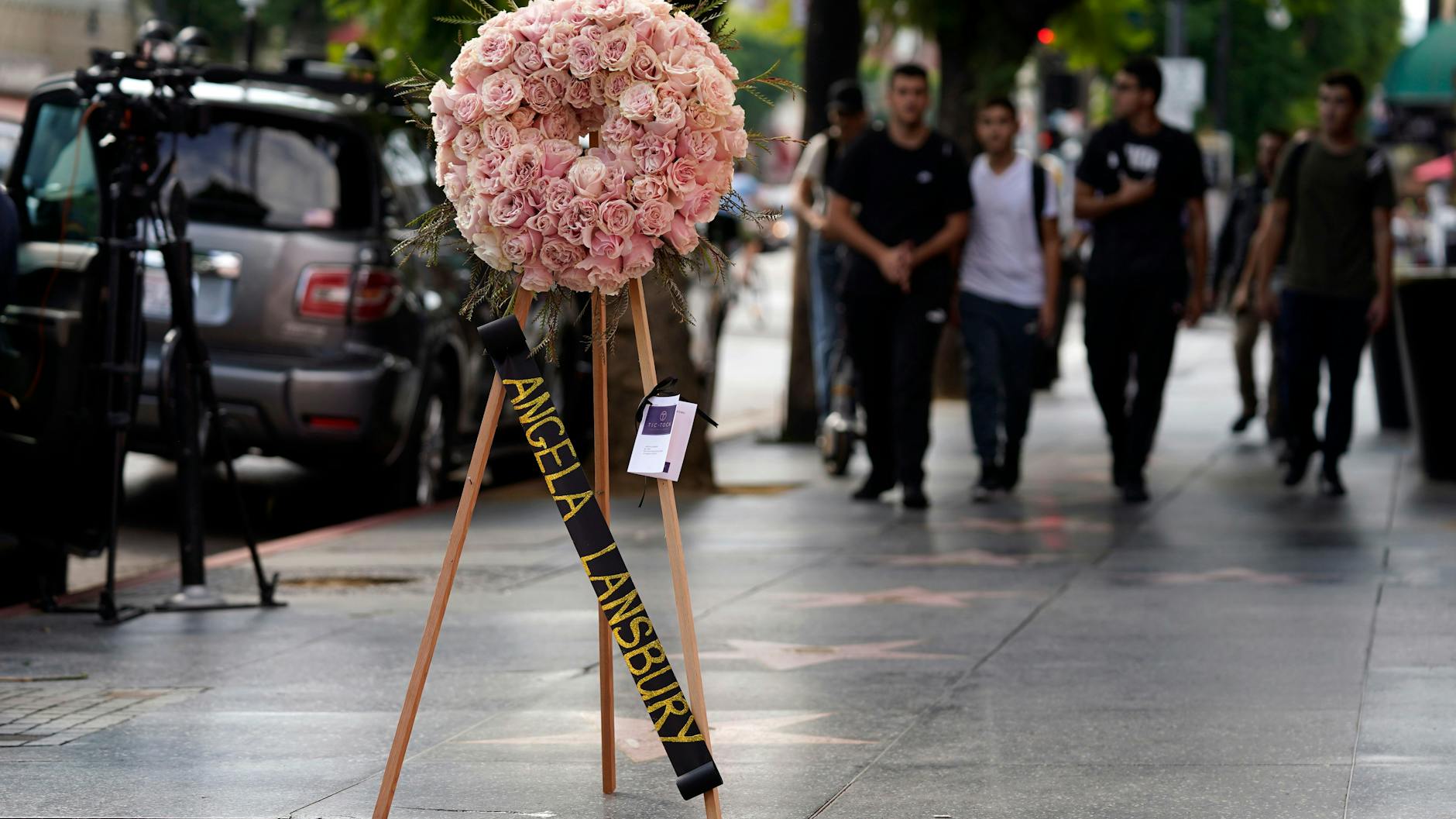 Ein Blumenbouquet mit Trauerflor steht am Stern von Angela Lansbury auf dem Walk of Fame in Hollywood.