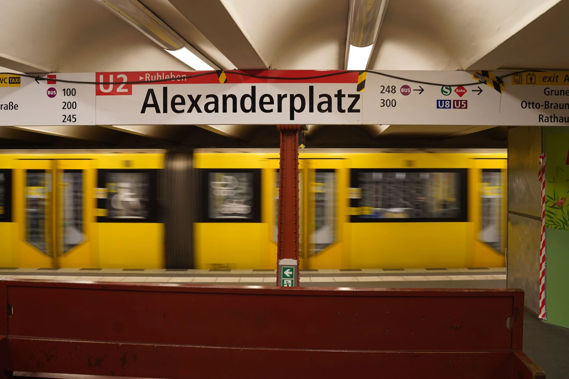 Blick auf eine abfahrende U2 am Alexanderplatz.
