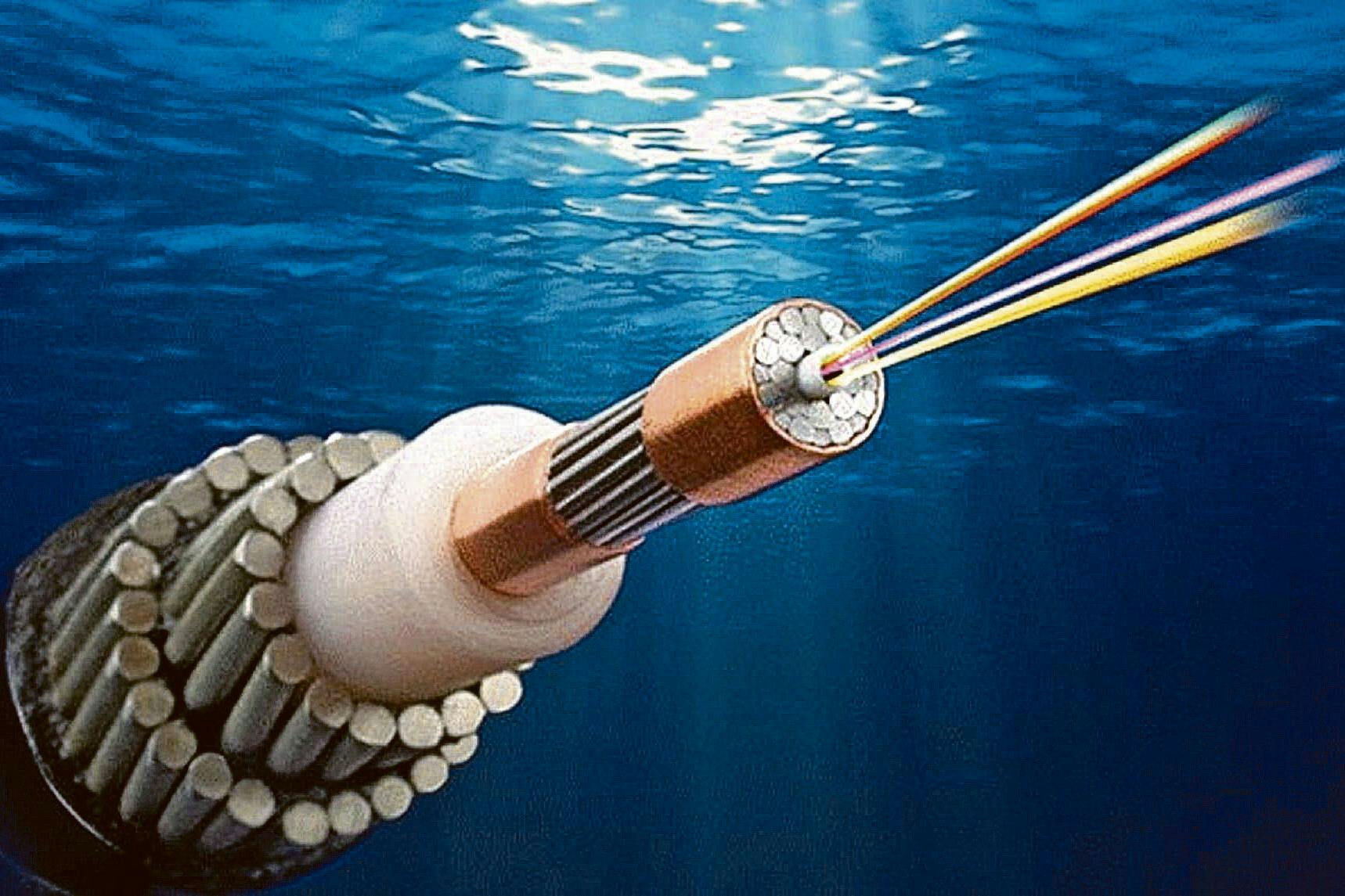 Querschnitt durch ein Tiefseekabel. In diesem Fall das Glasfaserkabel „Arctic Fibre“, das Großbritannien, die USA und Japan miteinander verbinden soll.
