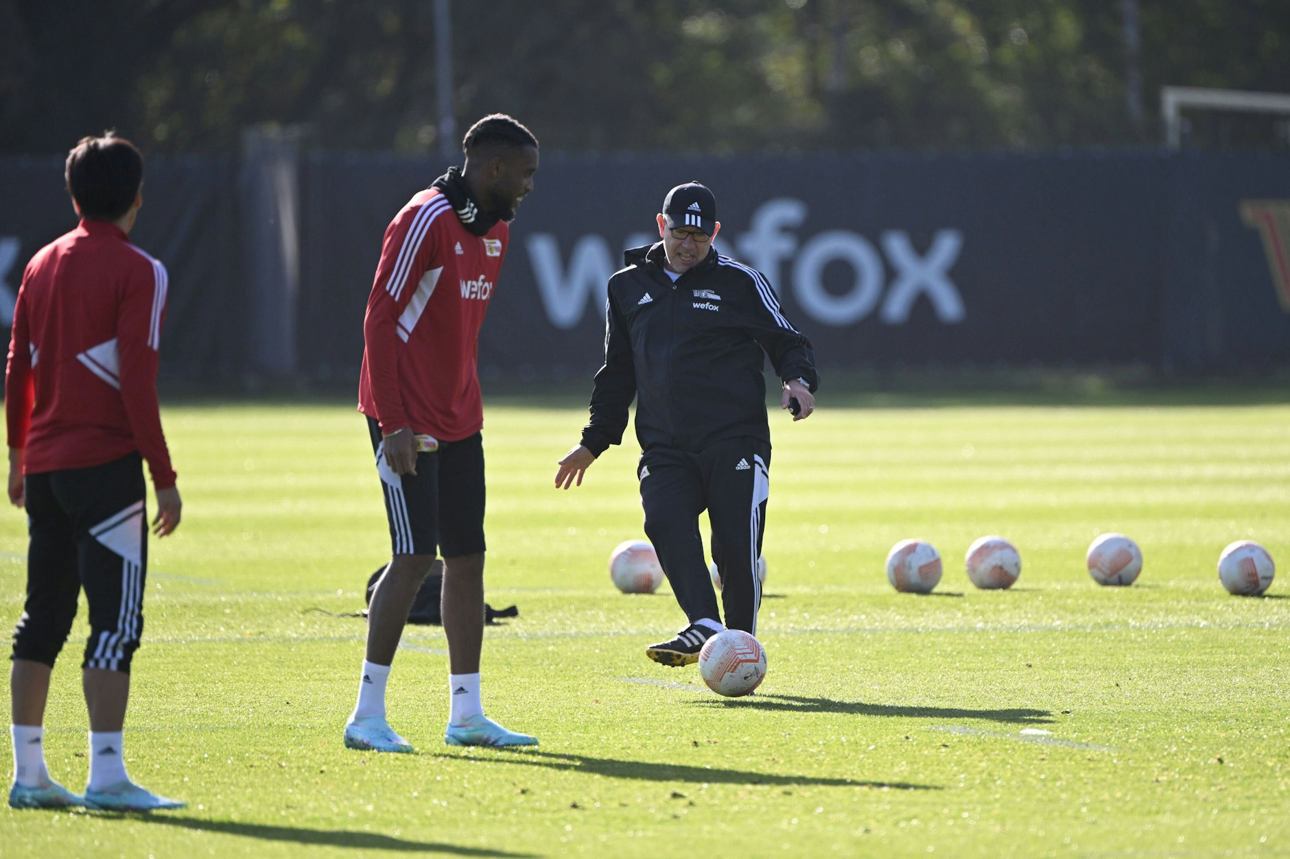 Chefcaoch Urs Fischer zeigt beim Abschlusstraining des 1. FC Union vor der Europa-League-Partie gegen Malmö FF seinen Jungs, dass er die Ballbehandlung nicht ganz verlernt hat. 