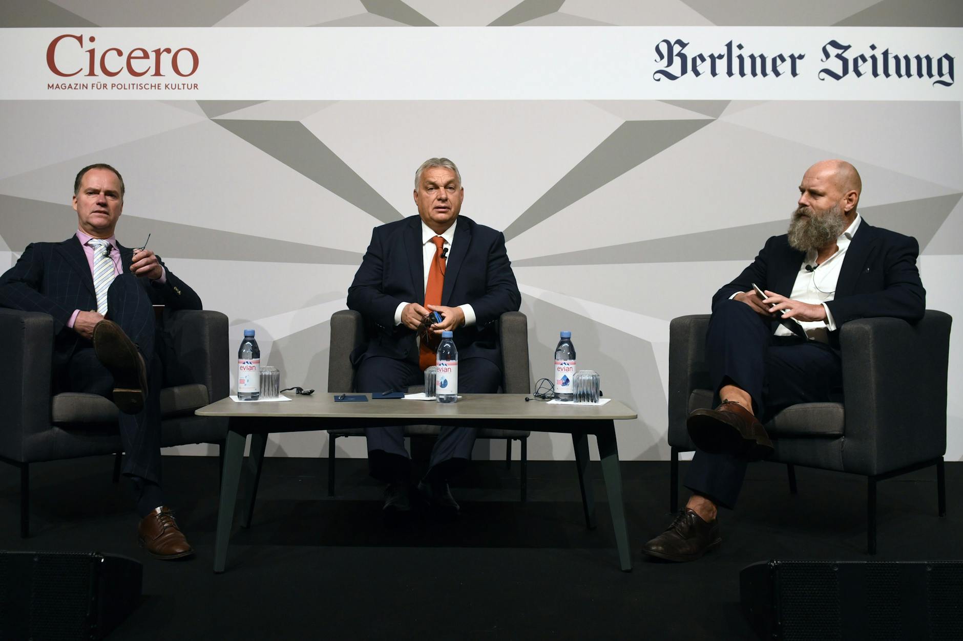 Auftakt der Gesprächsreihe „Sturm über Europa“: Cicero-Herausgeber Alexander Marguier, Ungarns Ministerpräsident Viktor Orbán und der Verleger der Berliner Zeitung Holger Friedrich (v.l.n.r.).