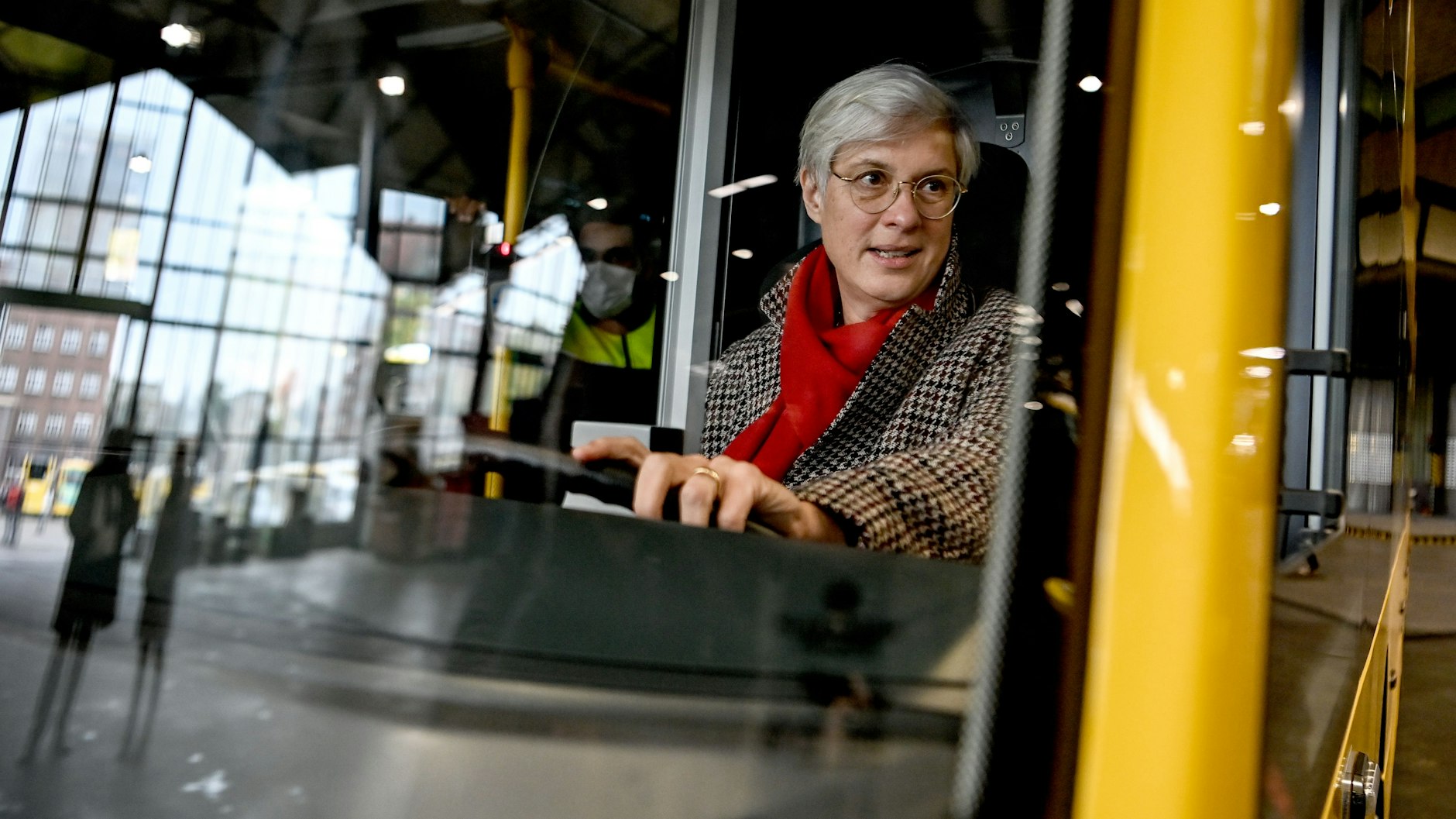 Eva Kreienkamp am Steuer eines Busses: Der BVG-Chefin wird unter anderem mangelnder Einsatz vorgeworfen.
