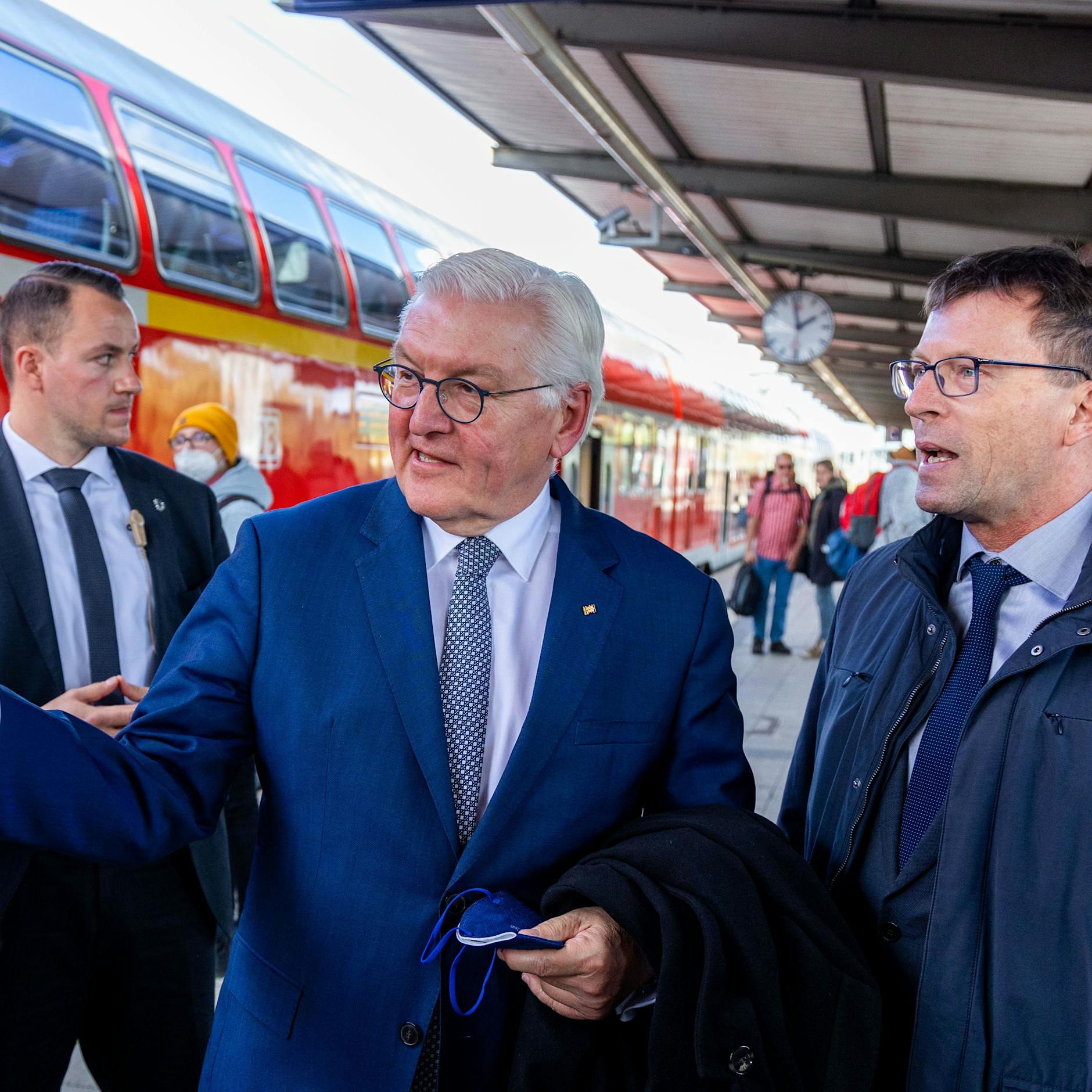 Update! Aufruhr im Netz: Bundespräsident Steinmeier fährt Zug – ohne Corona-Schutzmaske!