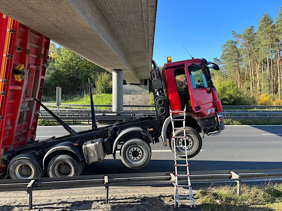 dpatopbilder - HANDOUT - Der Laster auf der A 73 bei Strullendorf (Landkreis Bamberg) mit ausgefahrener Ladefläche.  dpa