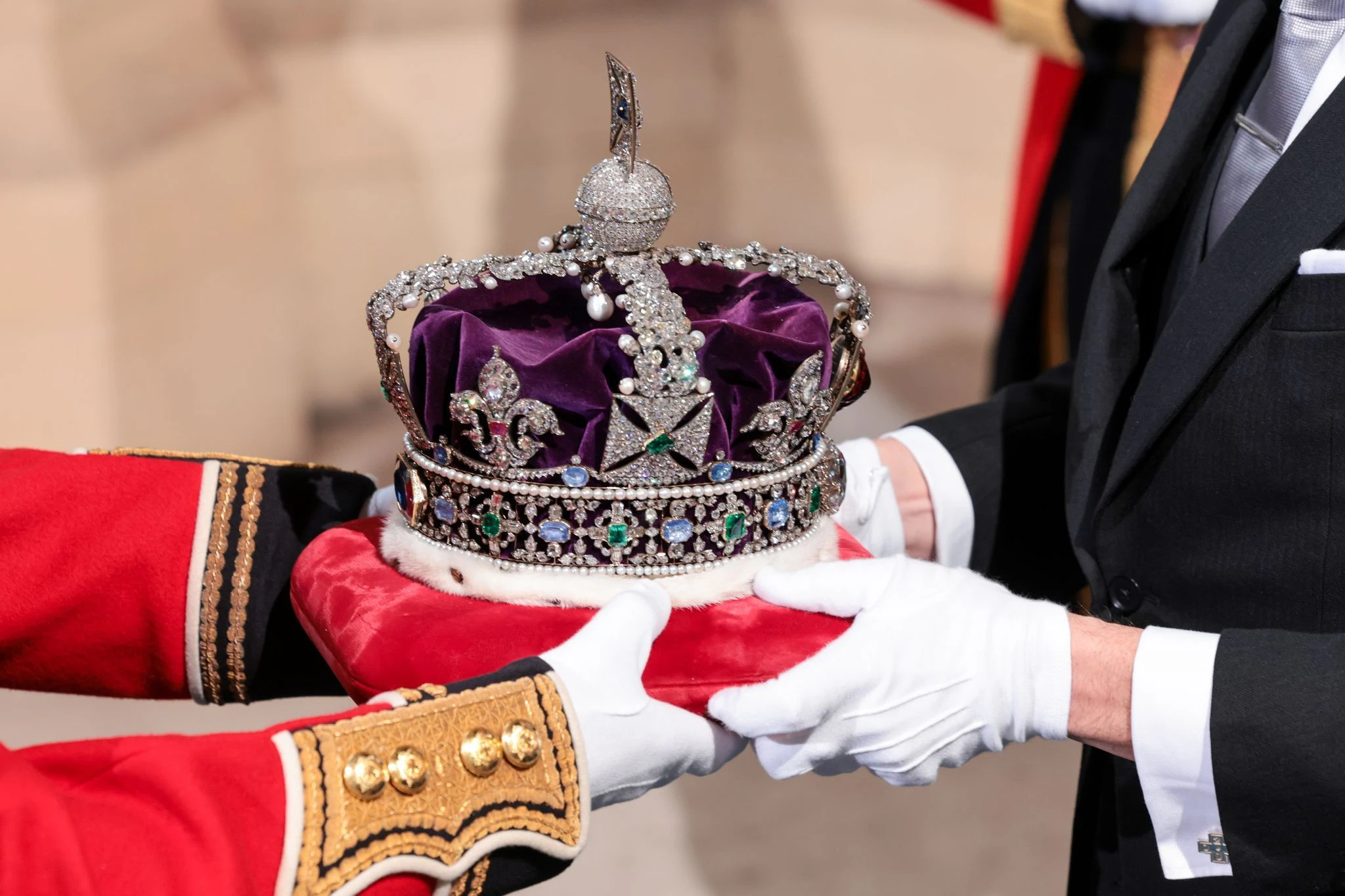 ARCHIV - König Charles III. will angeblich einen deutlich kleineren Rahmen für seine Krönung als noch für seine Mutter vor 70 Jahren.  