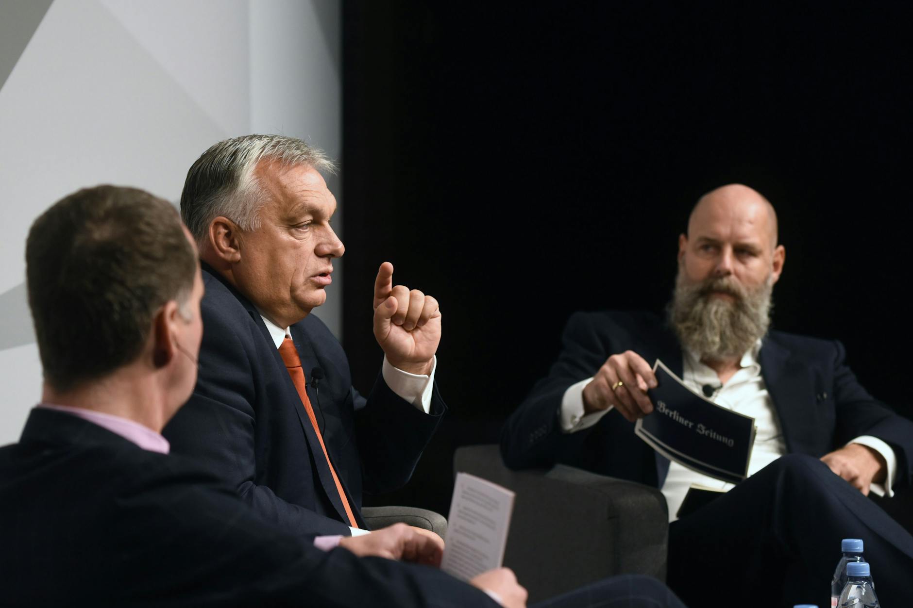 Rege Debatte: Cicero-Herausgeber Alexander Marguier, Ungarns Ministerpräsident Viktor Orbán und der Verleger der Berliner Zeitung Holger Friedrich (v. l.).
