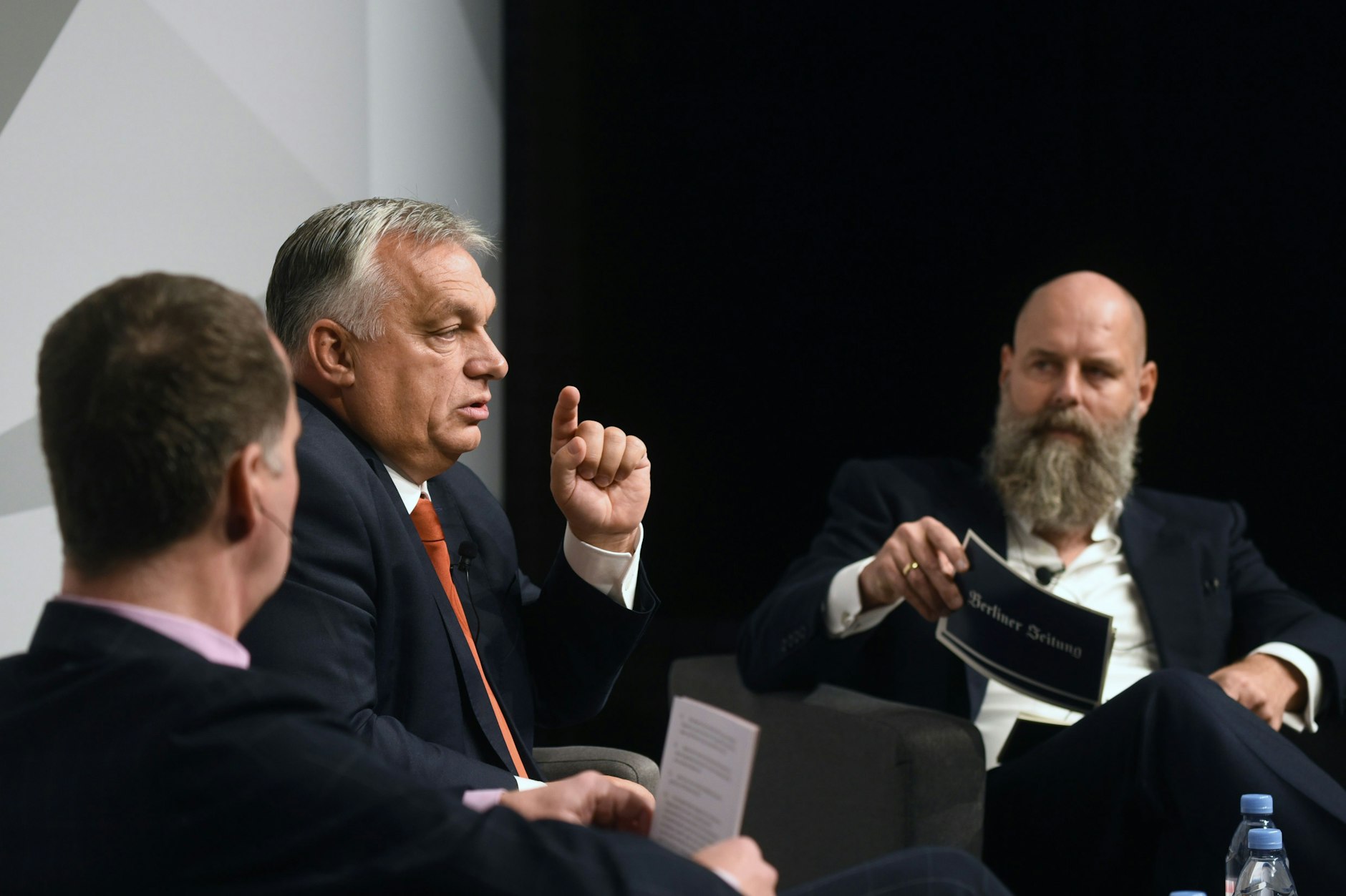 Rege Debatte: Cicero-Herausgeber Alexander Marguier, Ungarns Ministerpräsident Viktor Orbán und der Verleger der Berliner Zeitung Holger Friedrich (v. l.).