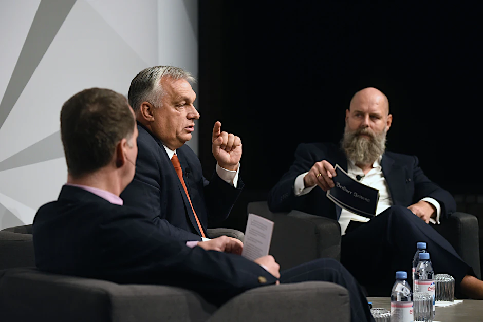Rege Debatte: Cicero-Herausgeber Alexander Marguier, Ungarns Ministerpräsident Viktor Orbán und der Verleger der Berliner Zeitung Holger Friedrich (v. l.).
