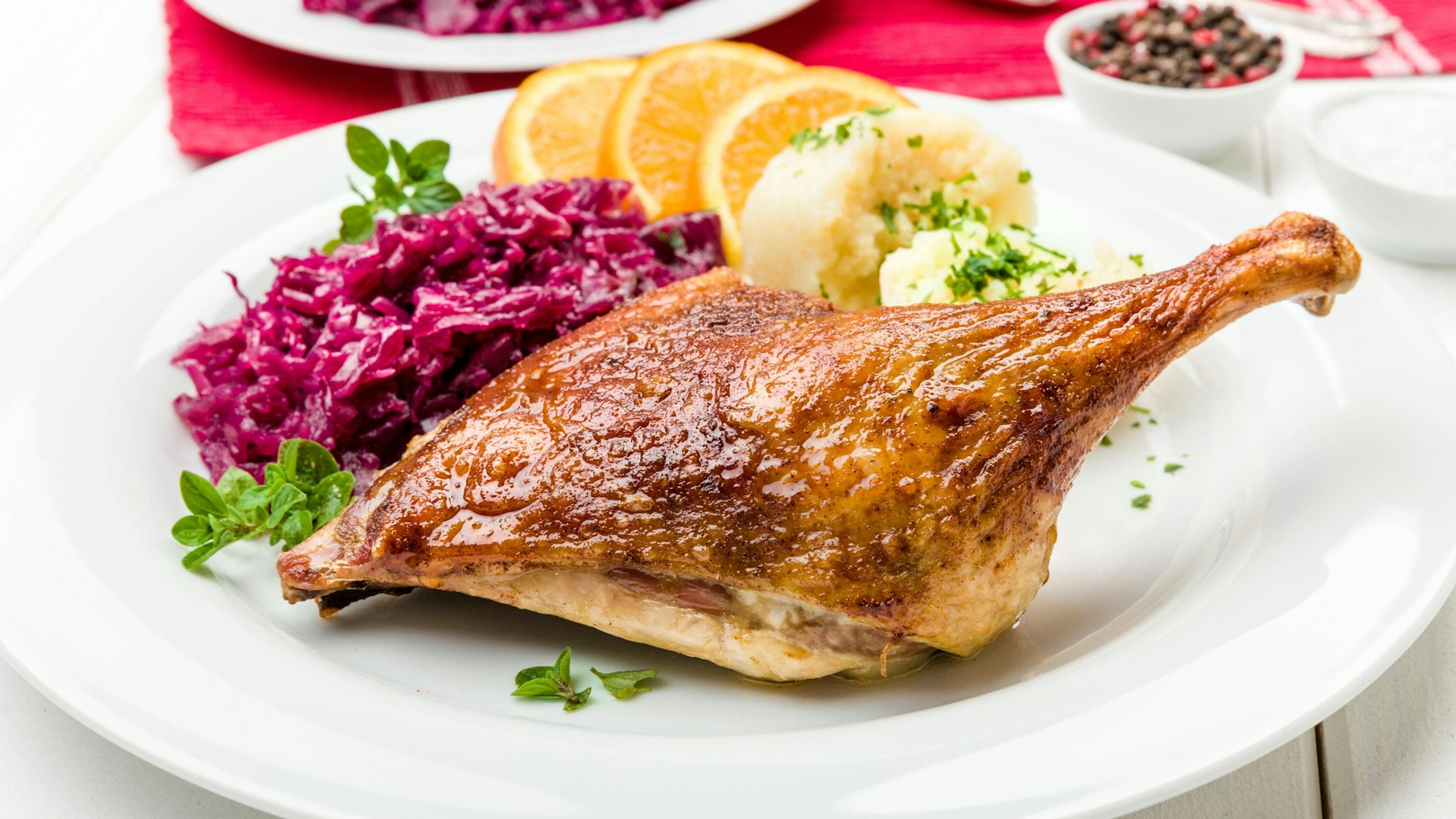 Gänse- oder Entenbraten gehören in vielen Familien Weihnachten auf den Tisch.