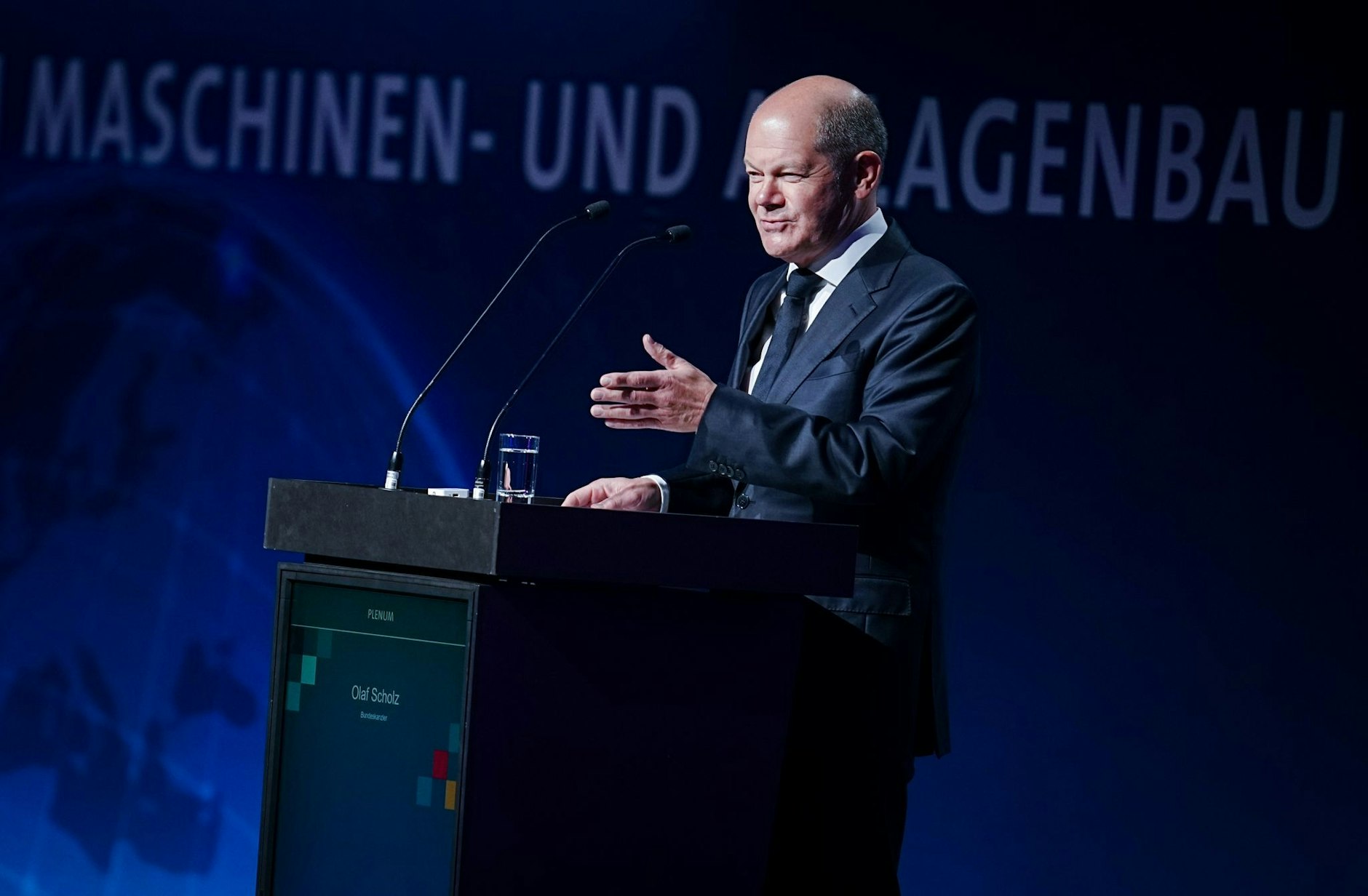 Bundeskanzler Olaf Scholz (SPD) spricht beim 13. Deutschen Maschinenbaugipfel des Verbands Deutscher Maschinen- und Anlagenbau (VDMA) zu den Teilnehmern.