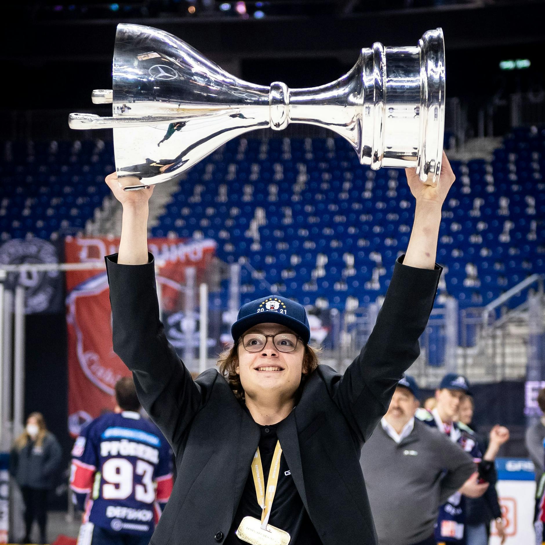 Haakon Hänelt verabschiedete sich 2021 mit dem Meistertitel von den Eisbären, war zum Saison-Höhepunkt aber schon verletzt.