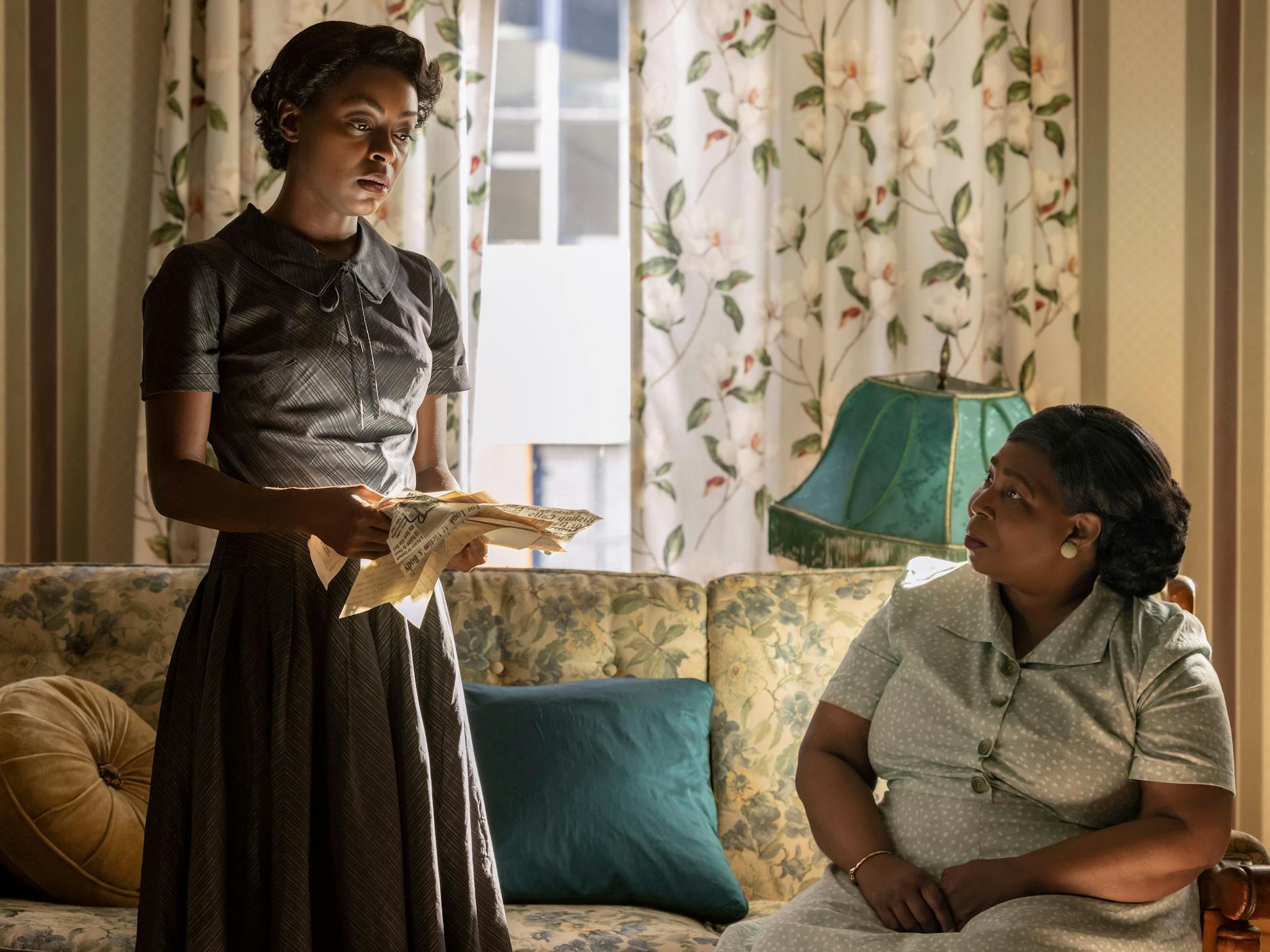 Eine Szene aus dem Film „Till“ mit Danielle Deadwyler als Tills Mutter und Whoopi Goldberg als Alma Carthan, Tills Großmutter.