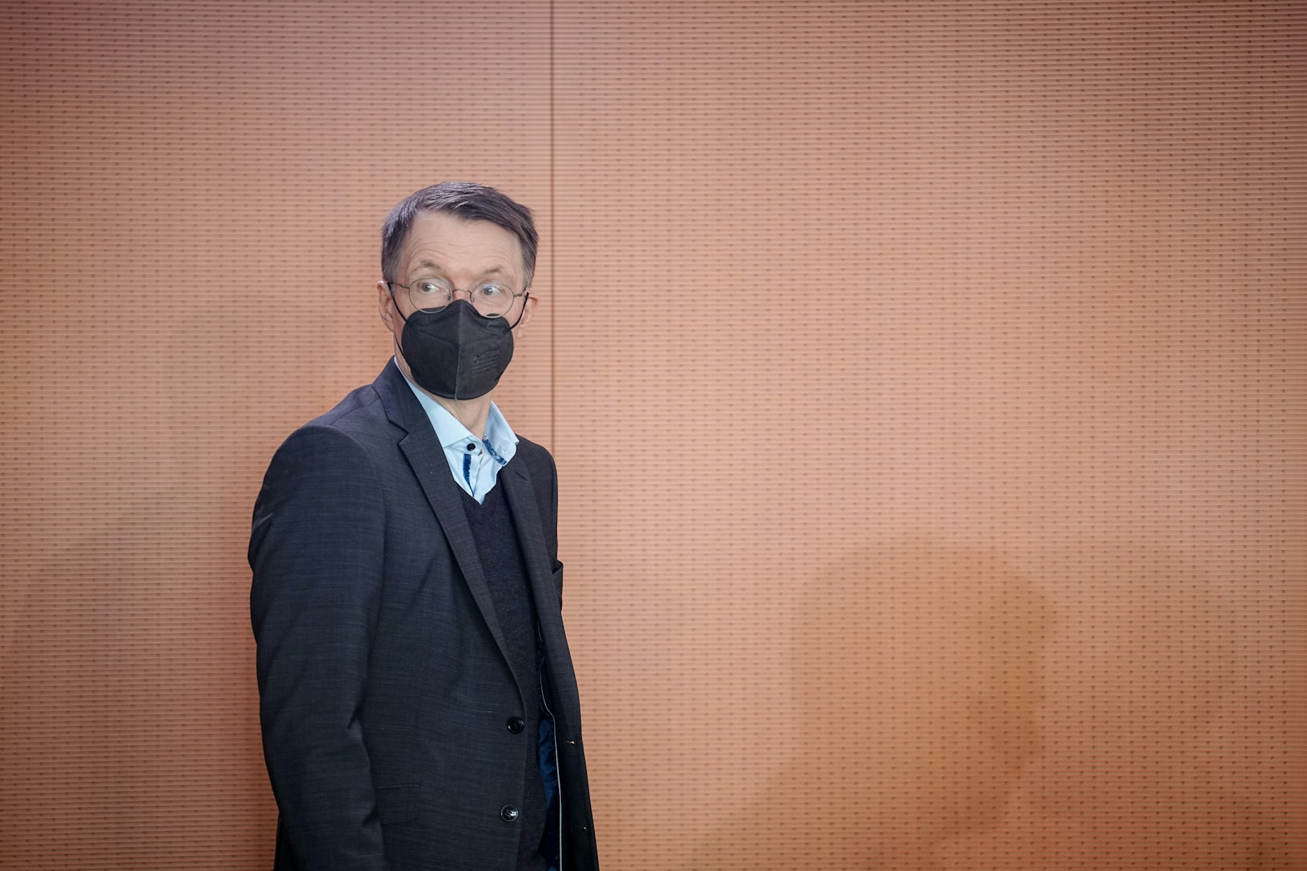 12.10.2022, Berlin: Karl Lauterbach (SPD), Bundesminister für Gesundheit, nimmt an der Sitzung des Bundeskabinetts im Bundeskanzleramt teil