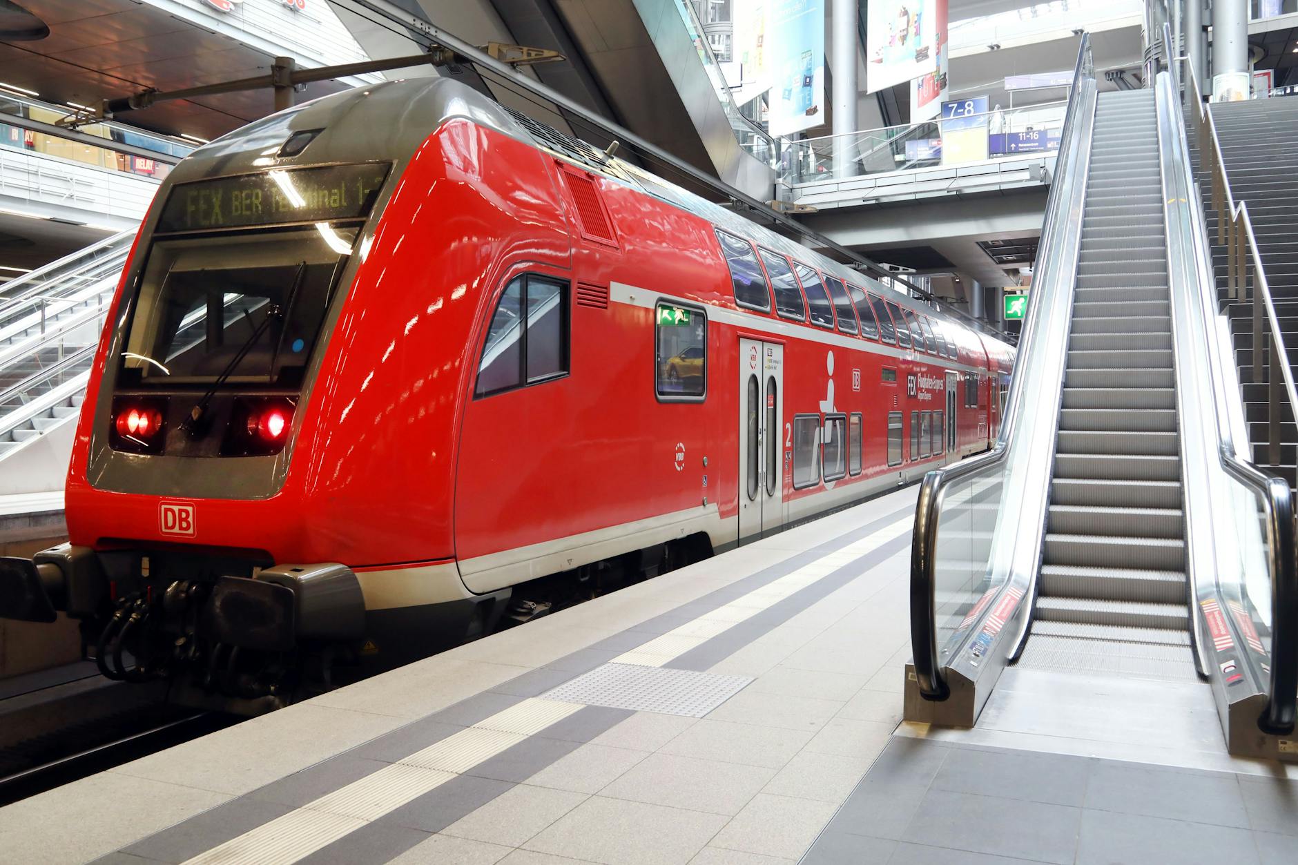 Ein Regionalzug wartet am Hauptbahnhof auf die Abfahrt.