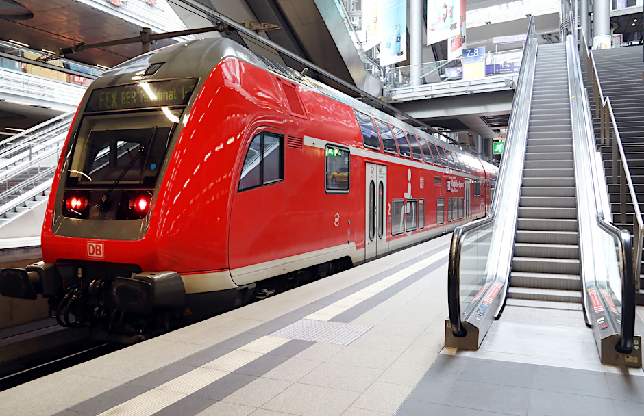 Ein Regionalzug wartet am Hauptbahnhof auf die Abfahrt.