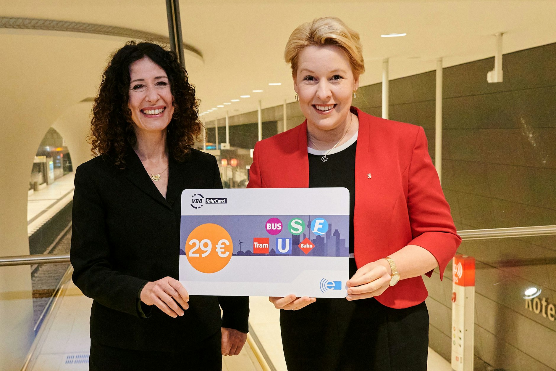 Verkehrssenatorin Bettina Jarasch (l, Bündnis90/Die Grünen) mit der Regierenden SPD-Bürgermeisterin Franziska Giffey (SPD): Ende September stellten sie das 29-Euro-Ticket vor. 