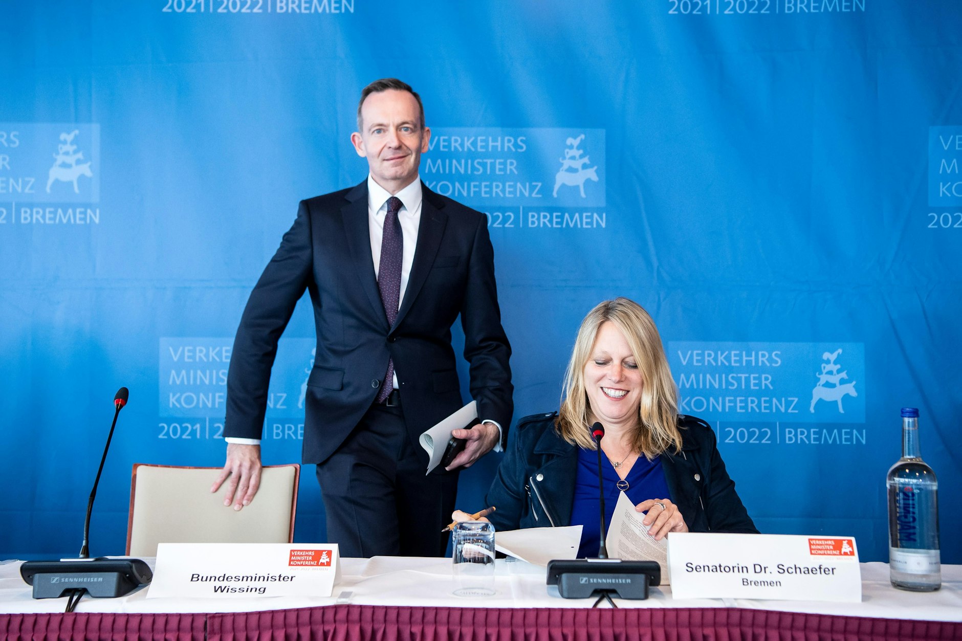 Bundesverkehrsminister Volker Wissing (FDP) und Maike Schaefer (Grüne), Vorsitzende der Verkehrsministerkonferenz und Senatorin in Bremen, geben eine Pressekonferenz zur Verkehrsministerkonferenz.