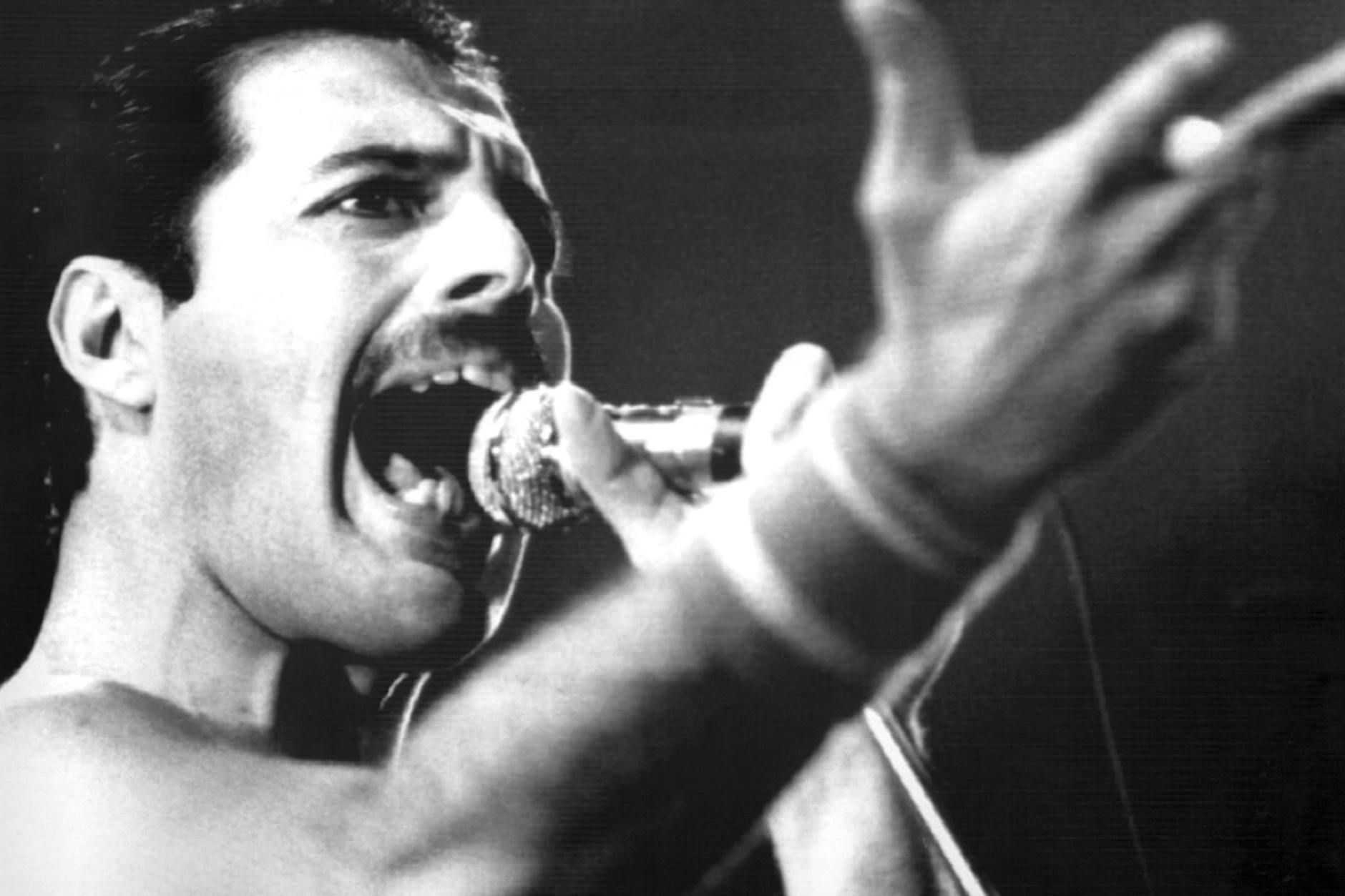 Freddie Mercury, einst Leadsänger der britischen Rockgruppe Queen, bei einem Auftritt im September 1984.