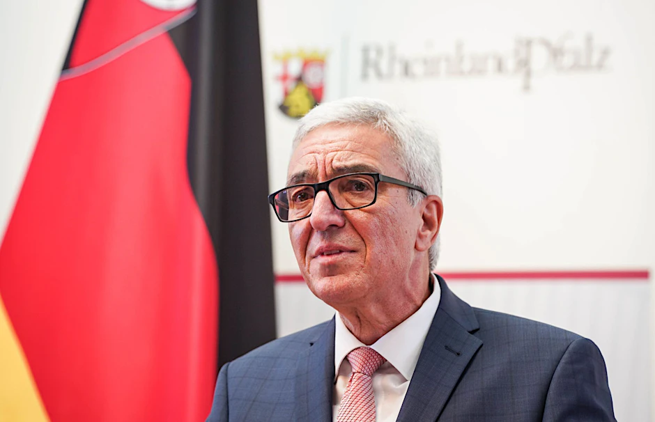 Der rheinland-pfälzische Innenminister Roger Lewentz gibt seinen Rücktritt bekannt.  