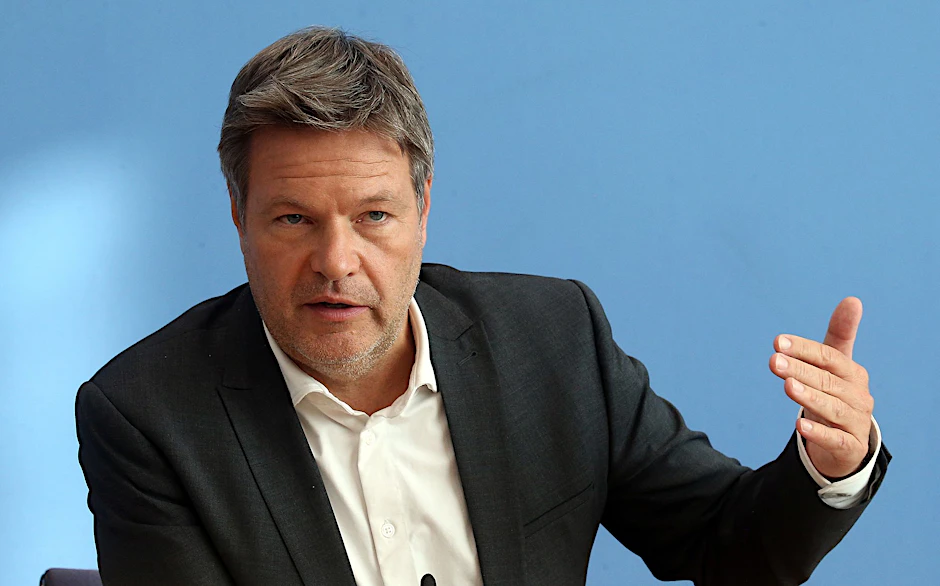 Robert Habeck spricht bei der Vorstellung der Herbstprojektion der Konjunkturprognose von «ernsten Zeiten».  