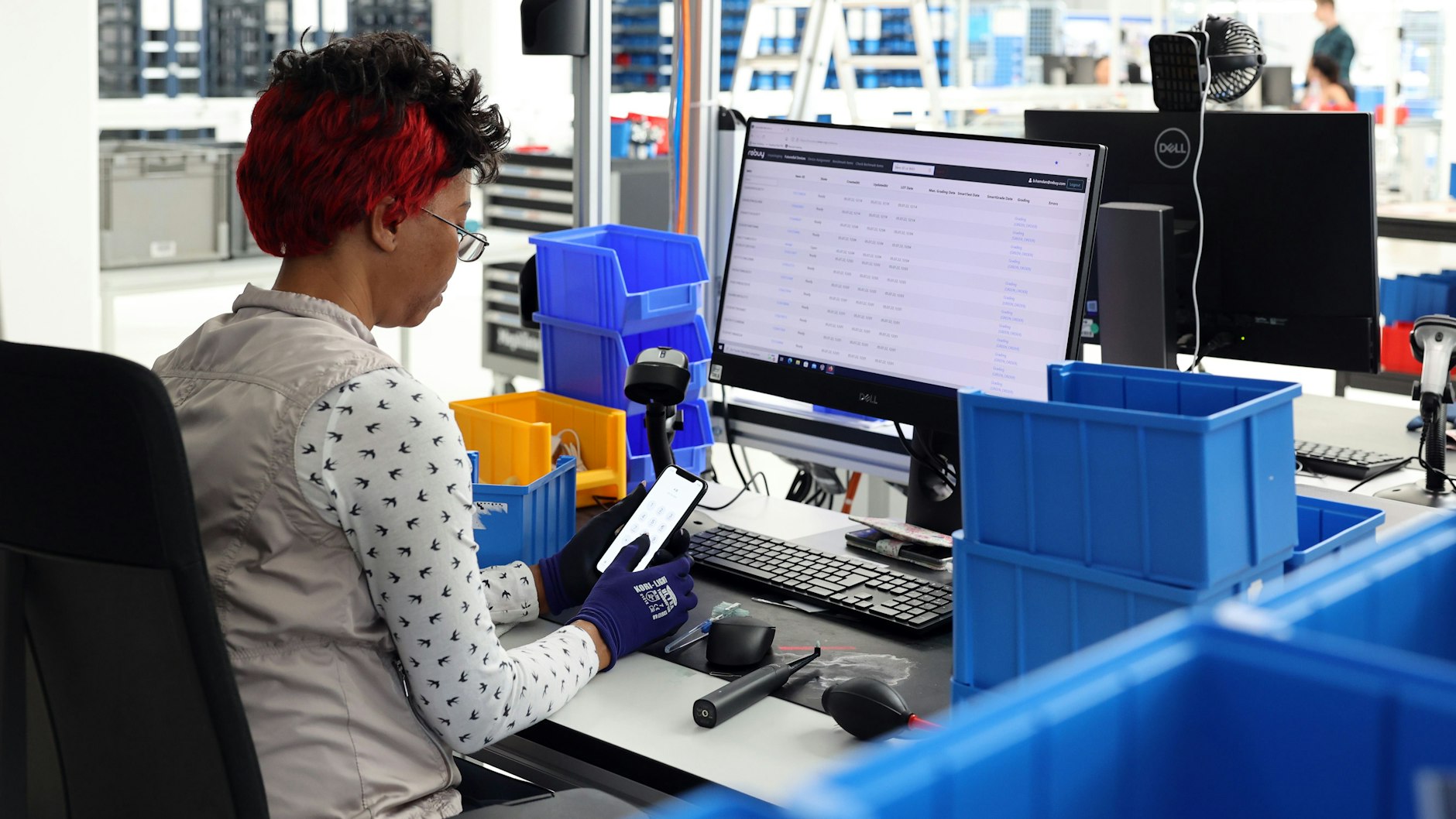 Unter anderem bei rebuy werden alte Handys wieder auf Vordermann gebracht und verkauft. Battu (37) ist die erste Anlaufstelle nach dem Auspacken, sie nimmt die erste Prüfung vor.