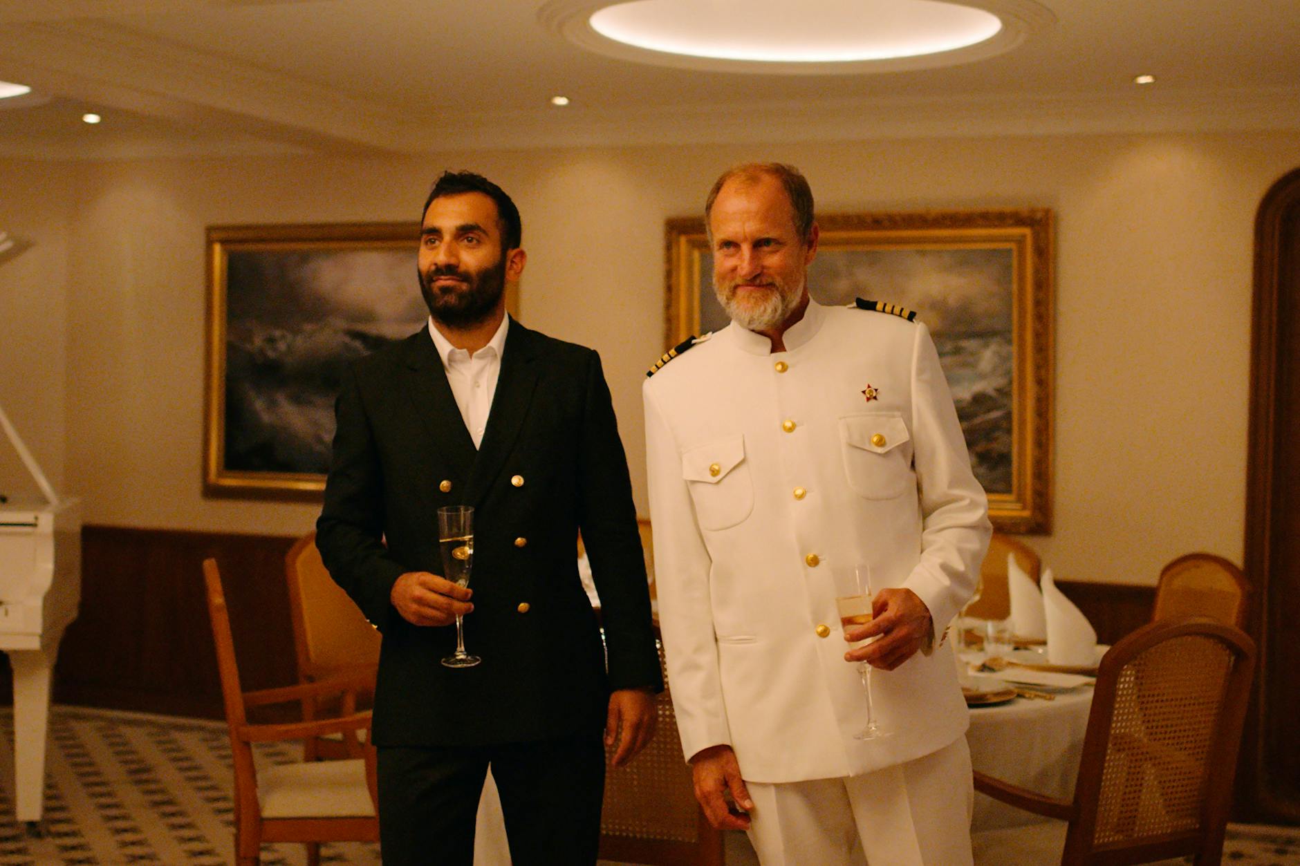 Arvin Kananian und Woody Harrelson in „Triangle of Sadness“