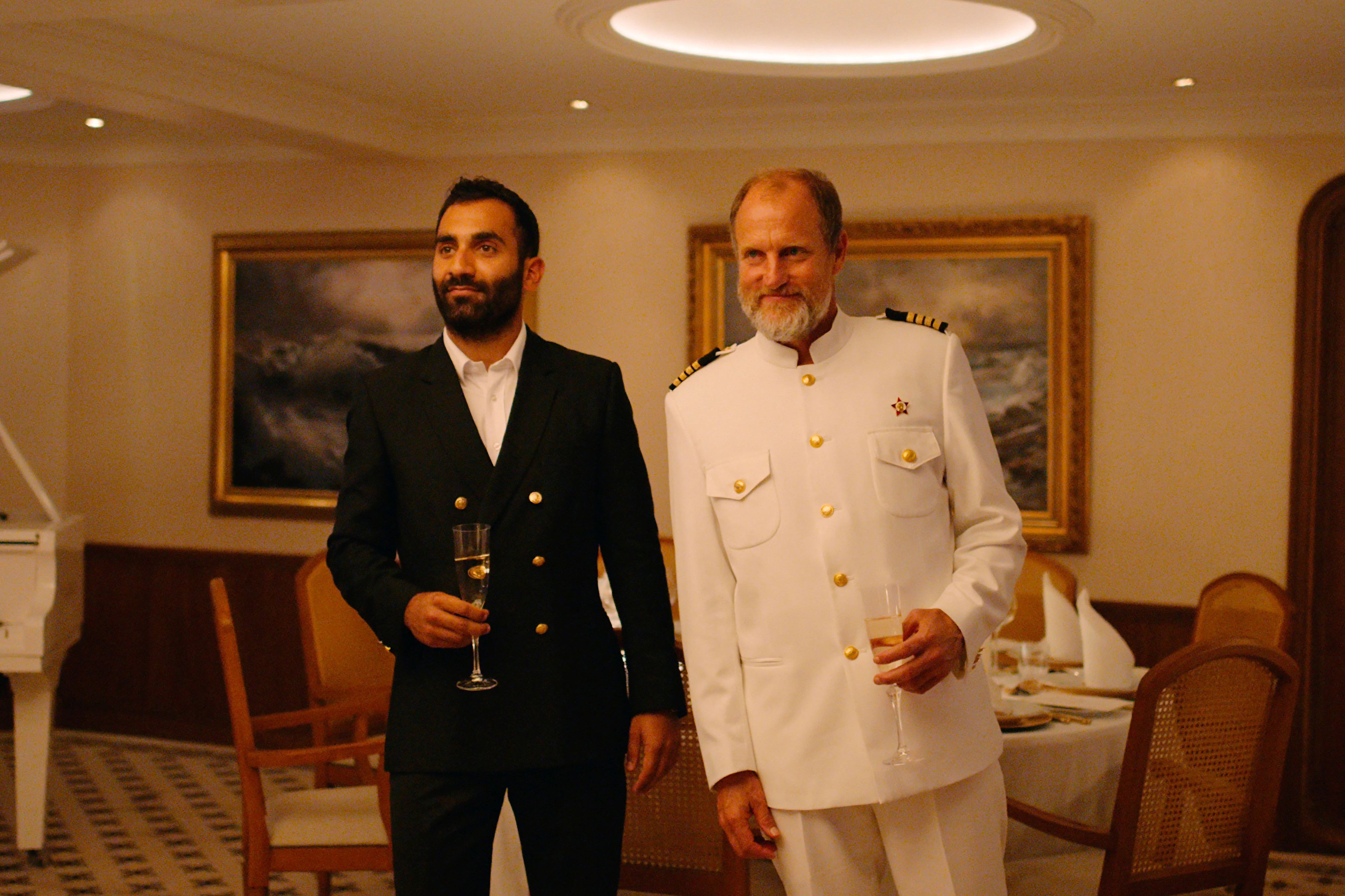 Arvin Kananian und Woody Harrelson in „Triangle of Sadness“
