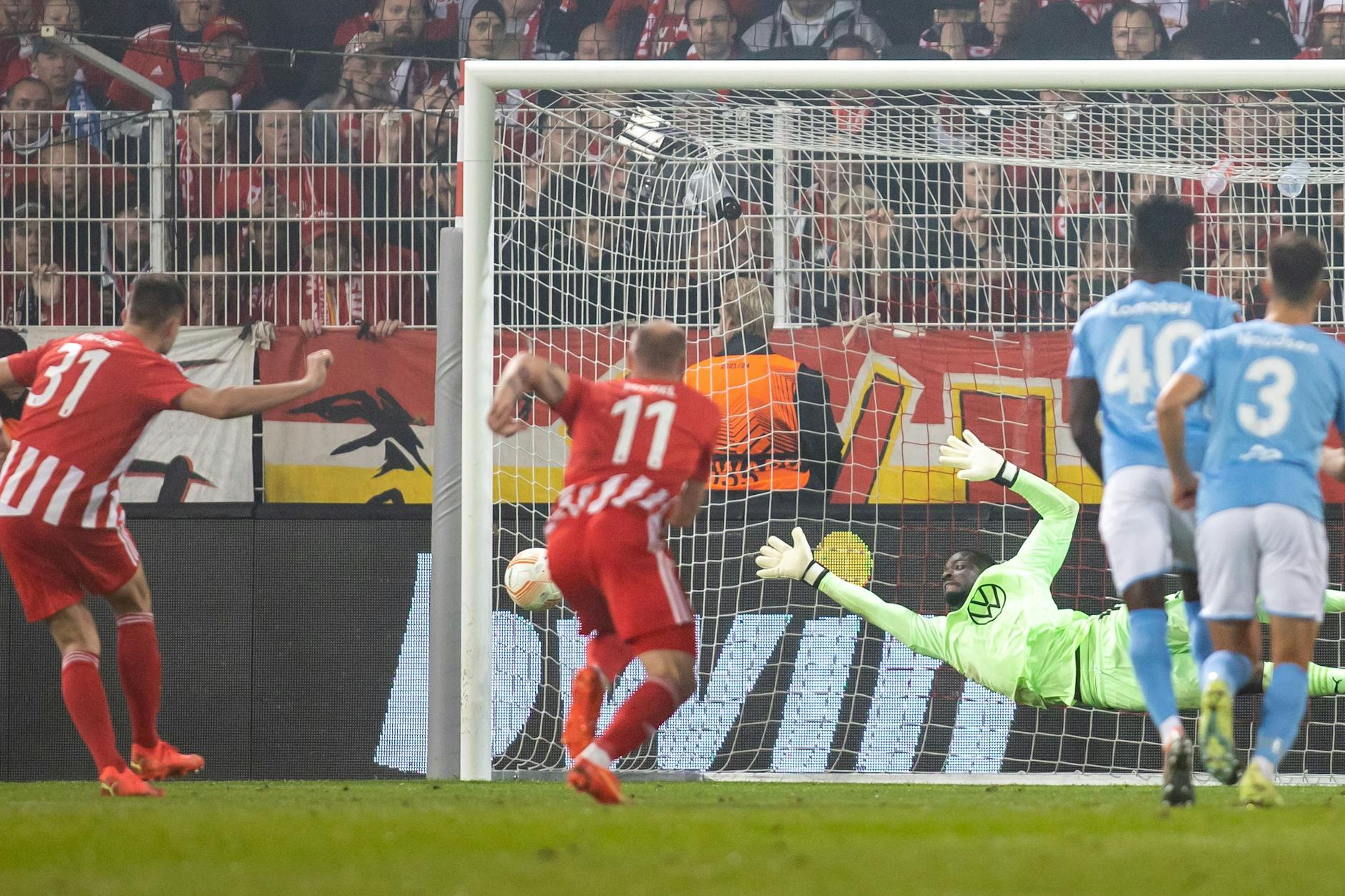 Der Schuss ins eiserne Glück: Robin Knoche (Nr. 31) verwandelt den Elfmeter zum 1:0-Sieg des 1. FC Union gegen Malmö FF.