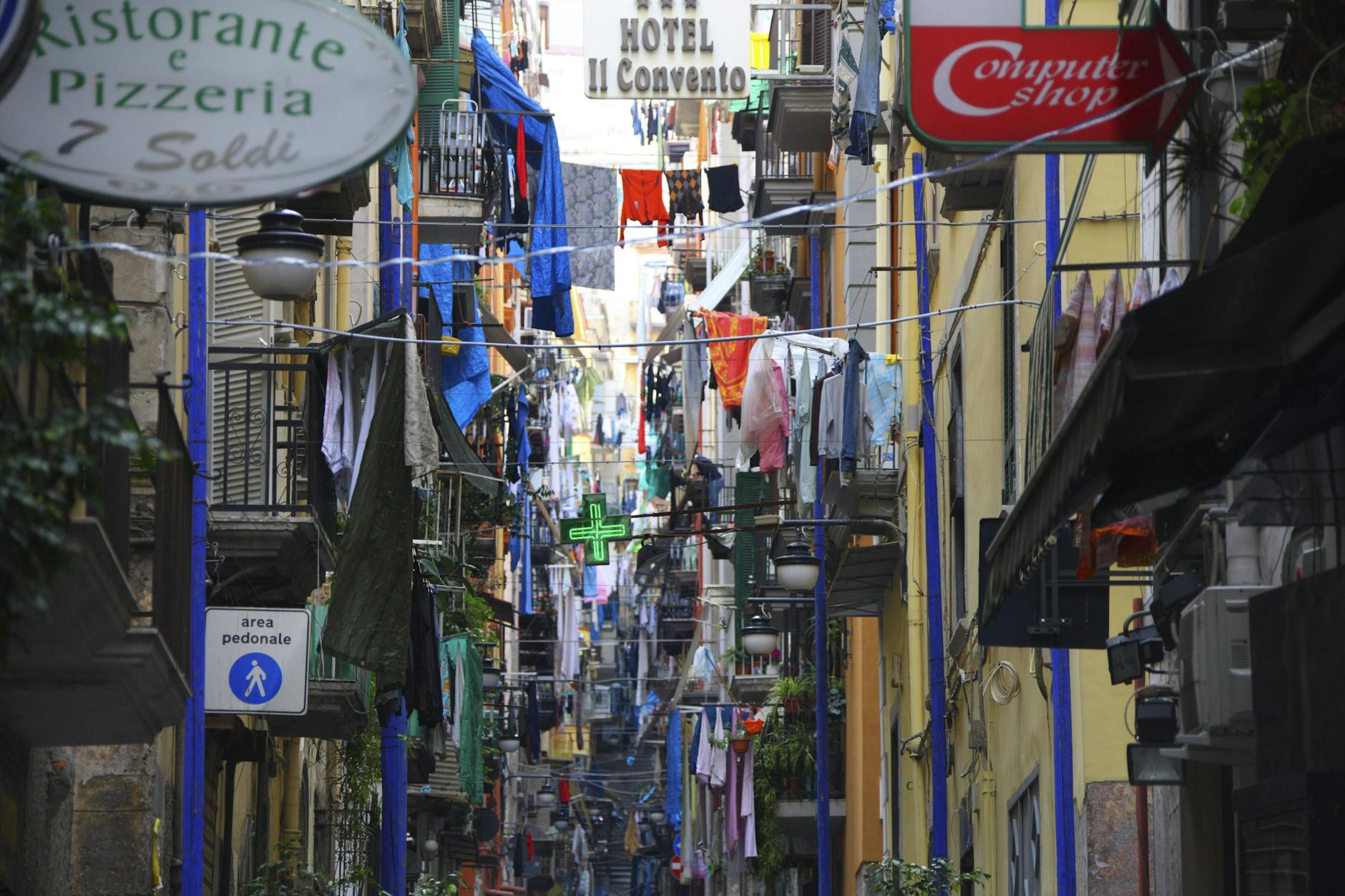 Funktionierendes Chaos: eine typische neapolitanische Gasse. Die Stadt soll über 1000 Pizzerien zählen. Von den im öffentlichen Raum trocknenden Wäschestücken mal ganz zu schweigen.