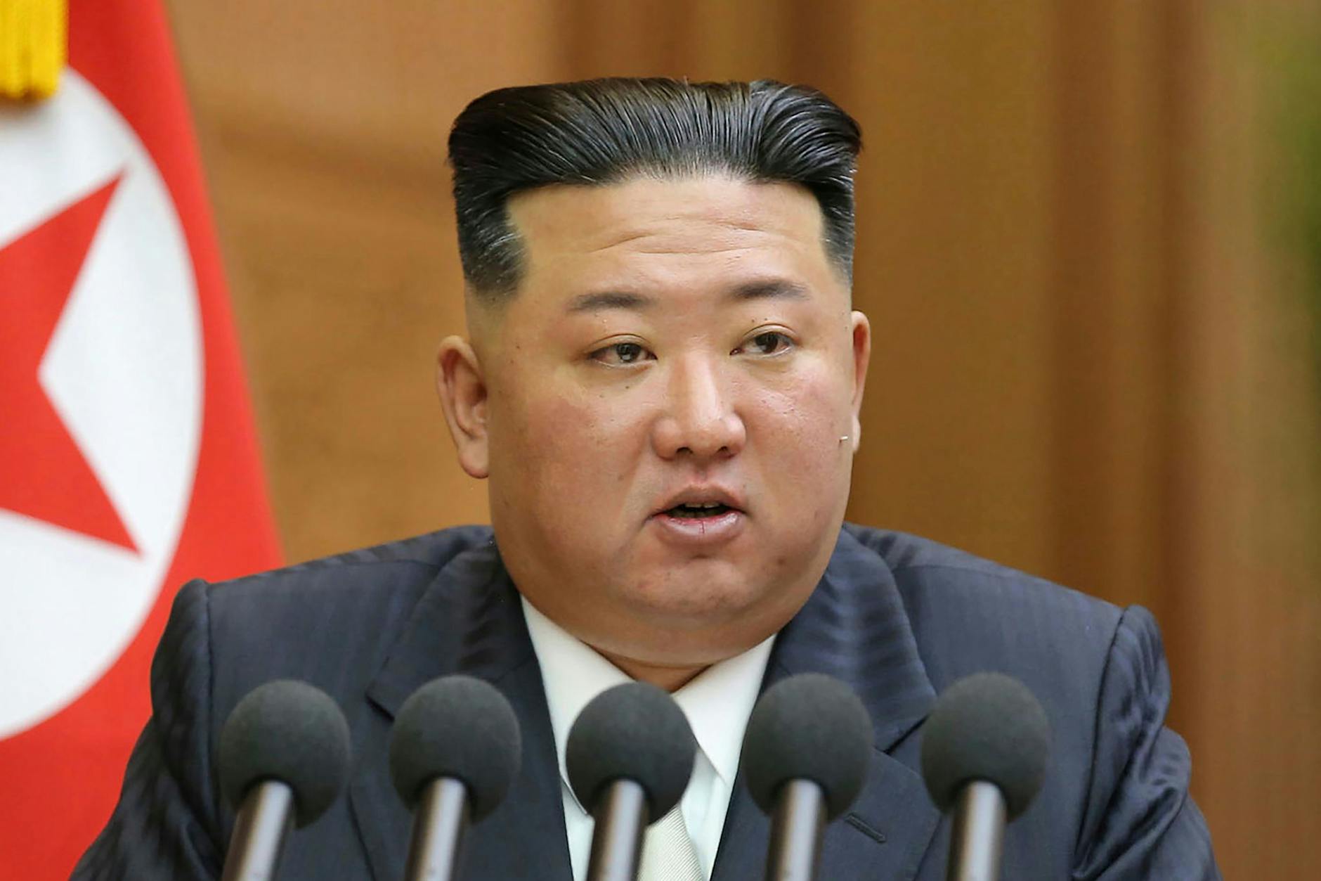 Nordkoreas Machthaber Kim Jong Un. Die USA haben Nordkorea vorgeworfen, Russland heimlich mit Artilleriemunition für den Krieg gegen die Ukraine zu beliefern.
