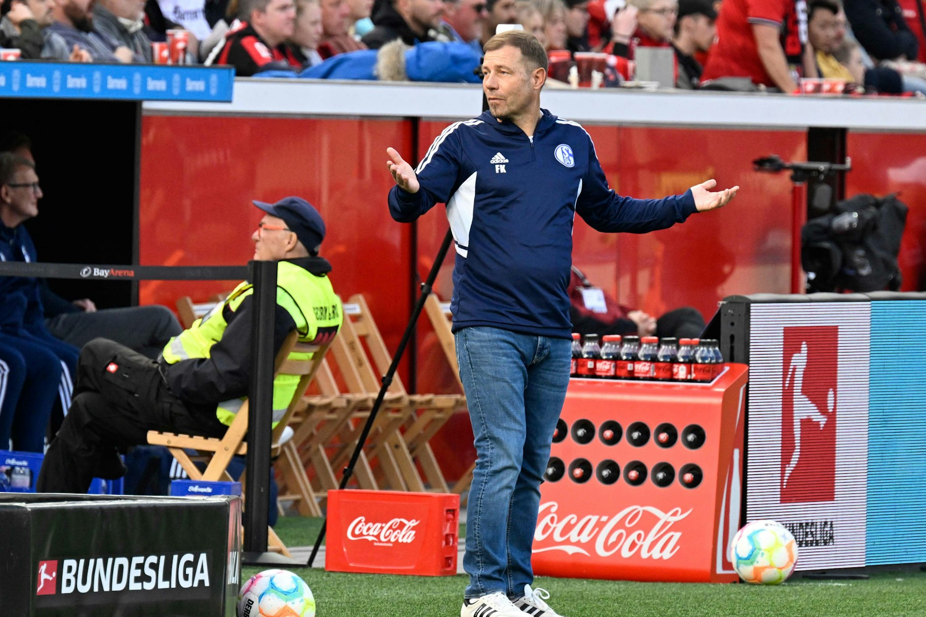 Schalkes Trainer Frank Kramer steht nach der 0:4-Pleite in Leverkusen unter Druck.