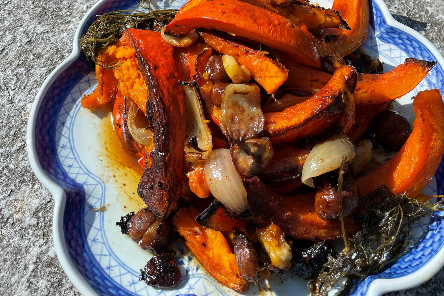 Es muss nicht immer nur Wurzelgemüse sein: Auch Kürbis, Zwiebeln, Knoblauch, wilder Fenchel und Kastanien schmecken himmlisch.