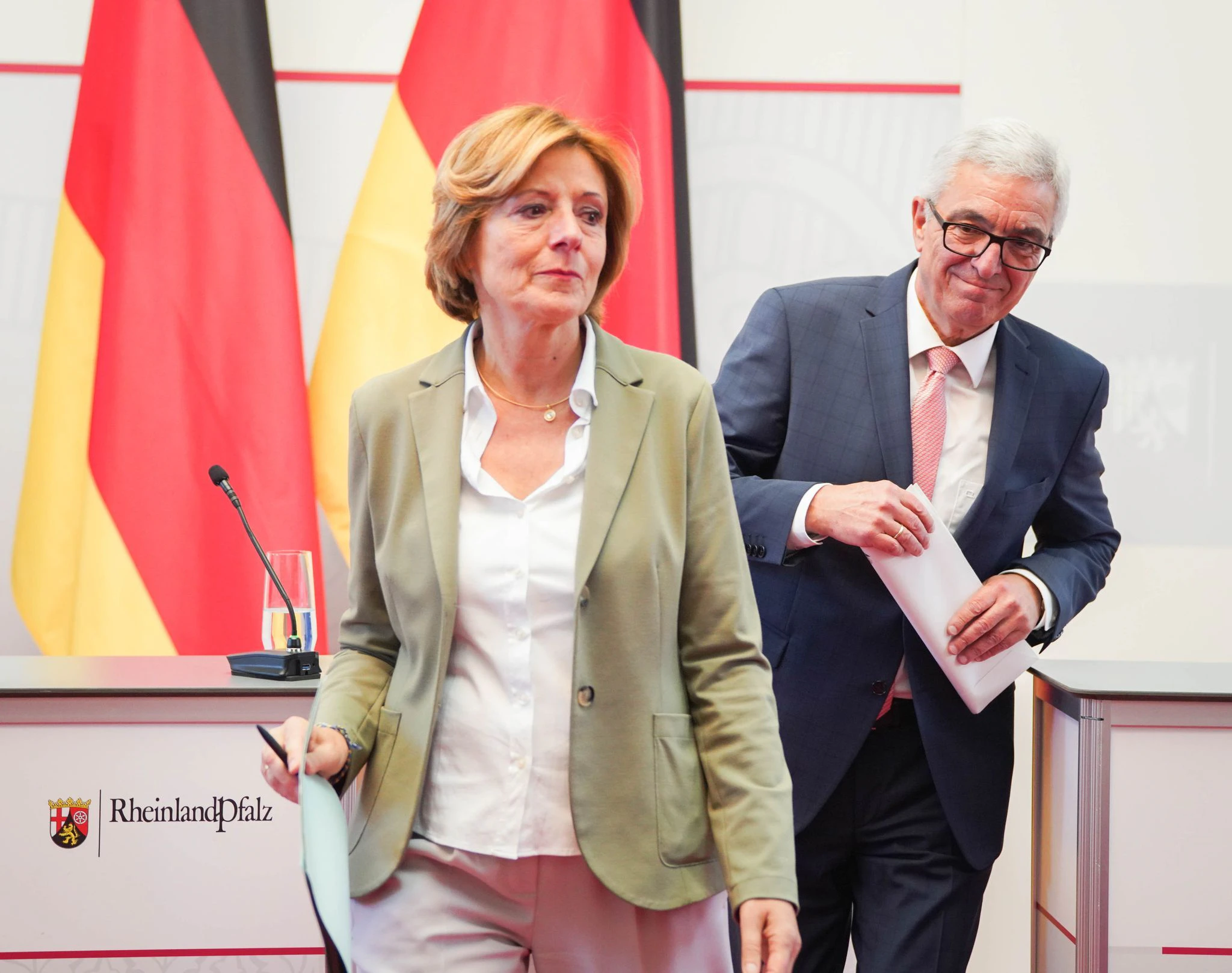 Der Mainzer Innenminister Roger Lewentz verlässt gemeinsam mit Ministerpräsidentin Malu Dreyer eine Pressekonferenz, bei der er seinen Rücktritt bekanntgab.  