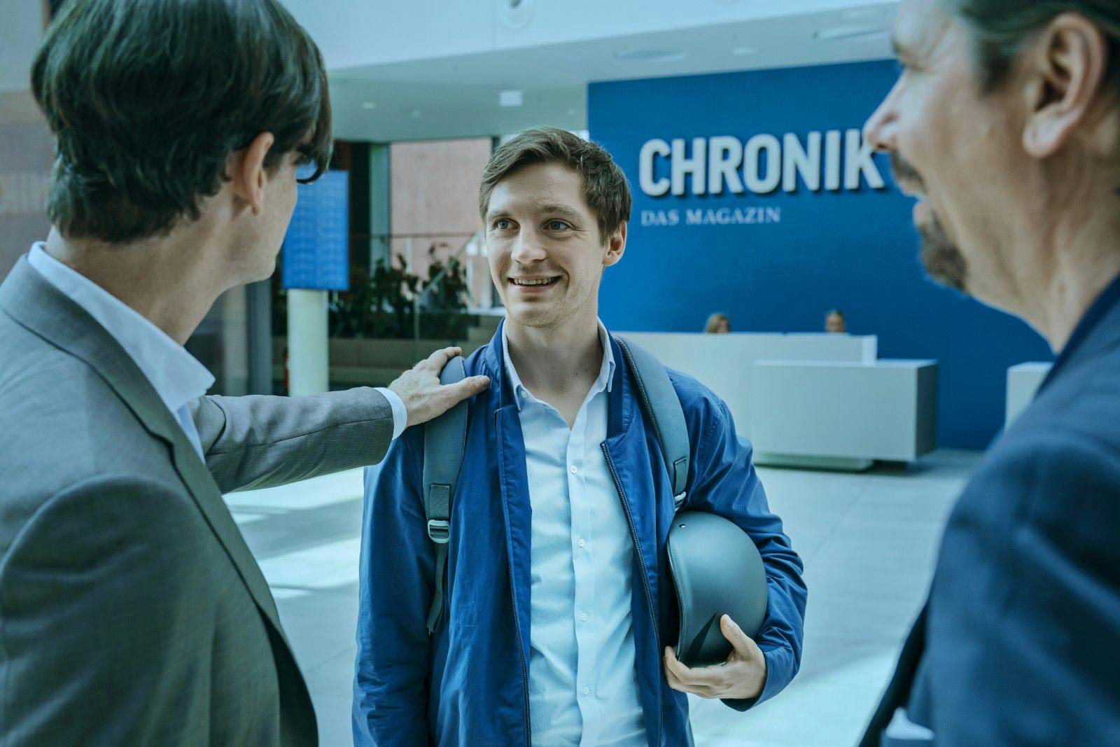 Claas Relotius (Jonas Nay) mit seinen selbstverliebten Chefs in „Tausend Zeilen“