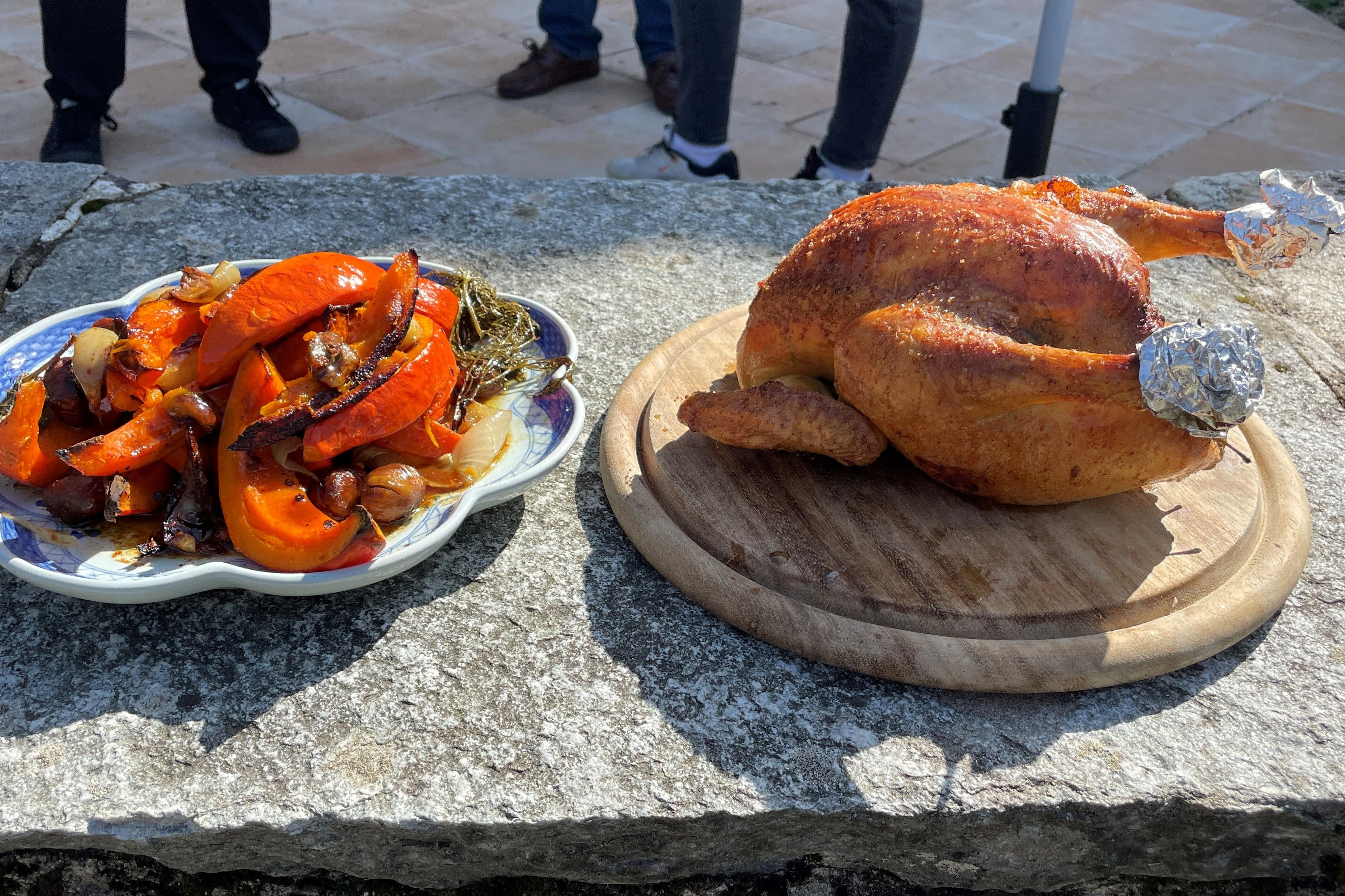 Perfekte Vermählung: Ofengemüse und ein Grillhuhn.