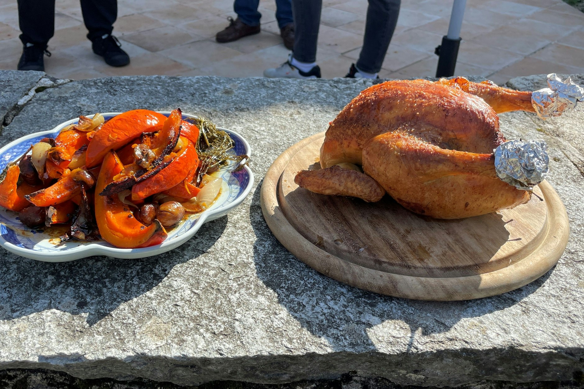Perfekte Vermählung: Ofengemüse und ein Grillhuhn.