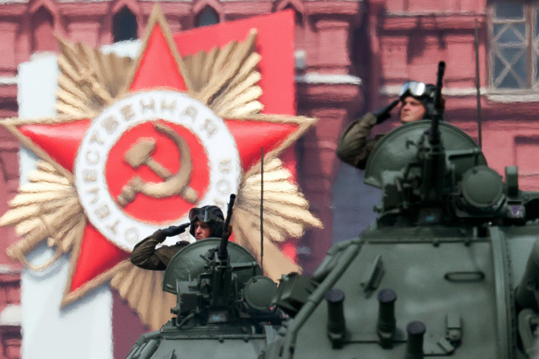 Moskau am 9. Mai 2022: Soldaten auf einer Panzerhaubitze 2S19 Msta-S während der Parade zum Tag des Sieges.