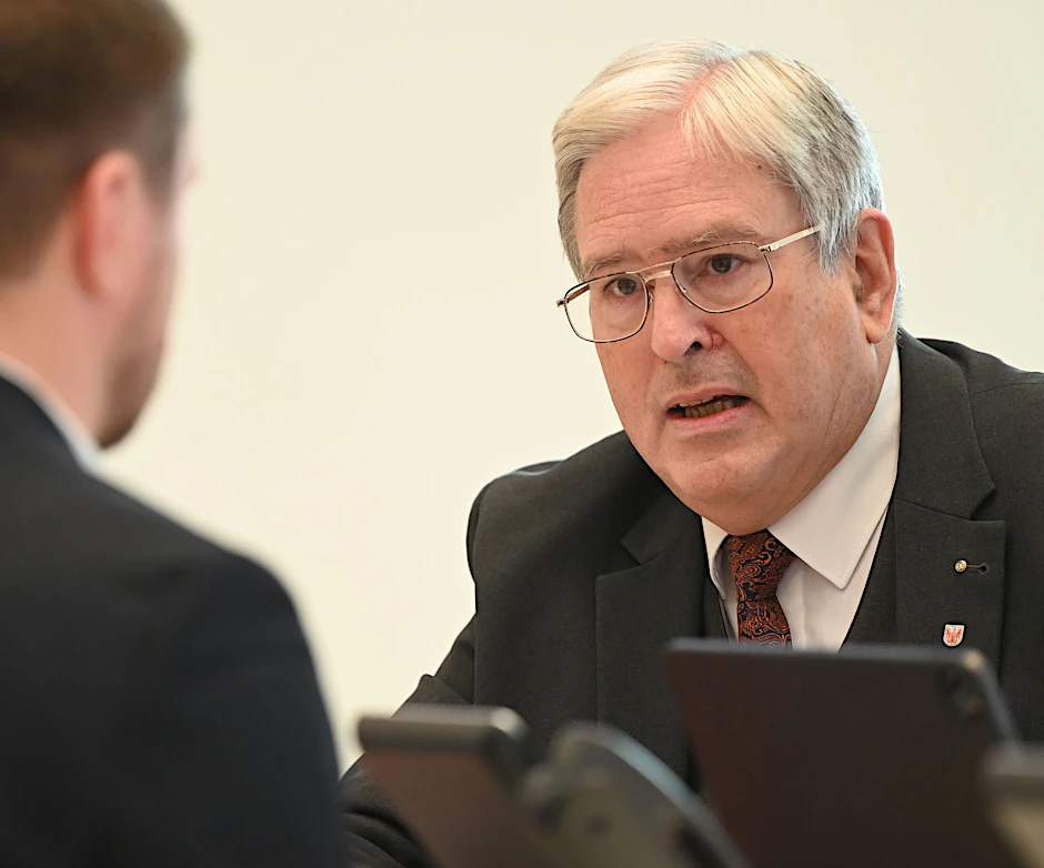 ARCHIV - Jörg Steinbach (SPD) unterhält sich vor Beginn der Landtagssitzung mit einem Abgeordneten.  