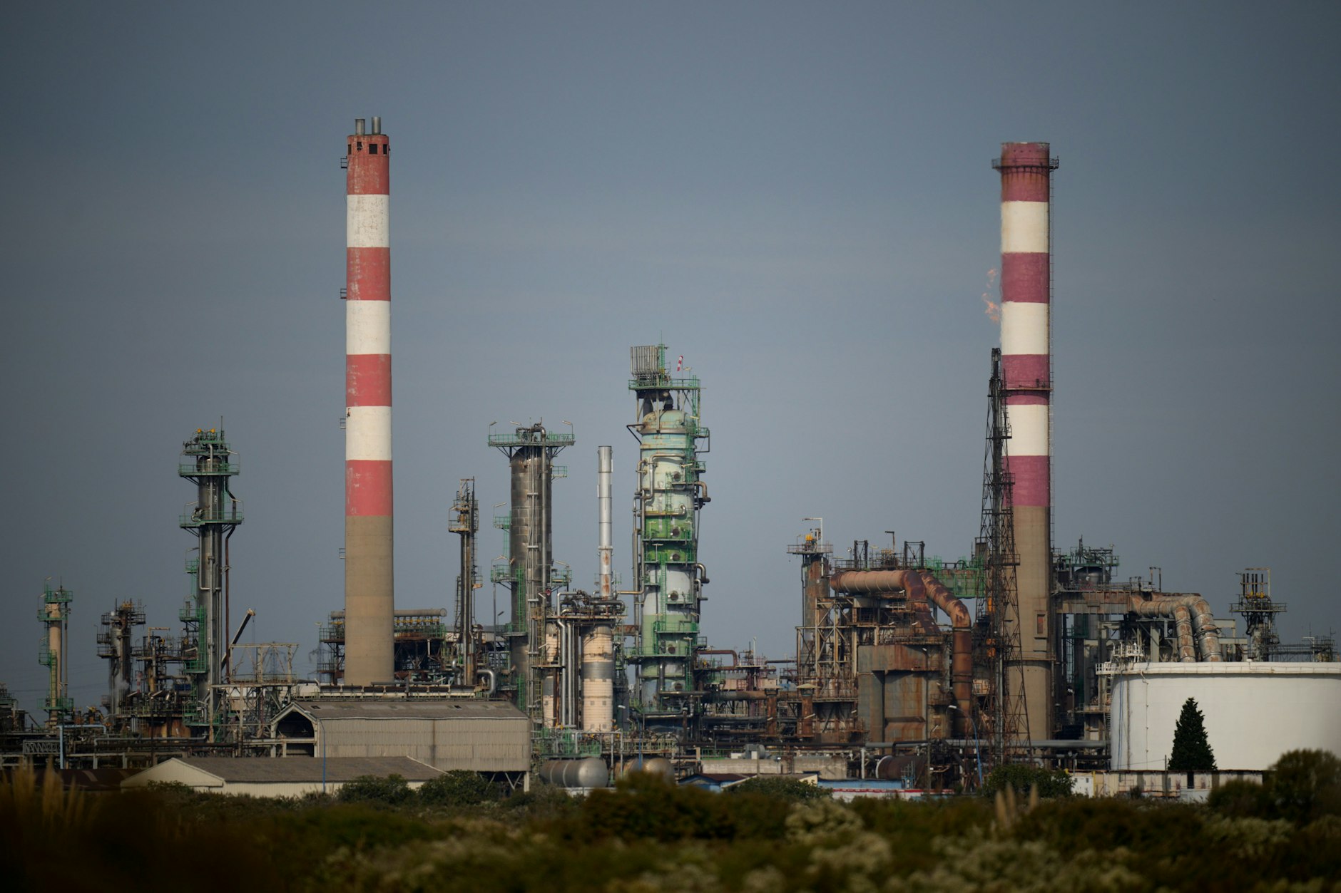 Blick auf die Erdölraffinerie von Esso in Fos-sur-Mer. Frankreich hat in der Energiekrise mit der Lieferung von Erdgas an Deutschland begonnen. 