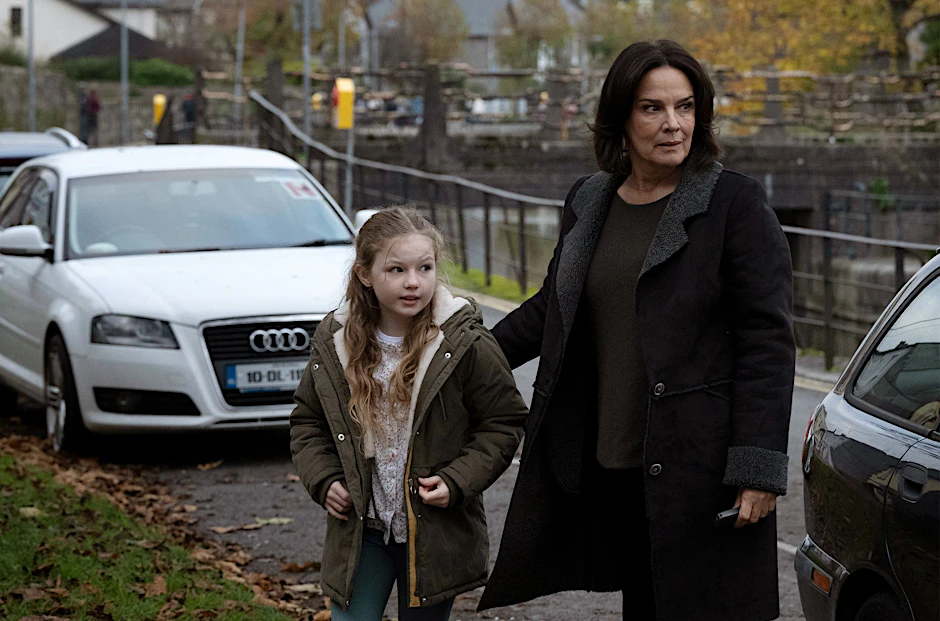 HANDOUT - Cathrin Blake (Désirée Nosbusch, r) mit Maisie, der Tochter ihrer Patientin (Molly McCann), in einer Szene des Films  «Der Irland-Krimi: Familienbande».  