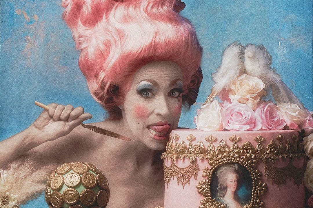 Anna Thalbach als Kuchen-Königin Marie-Antoinette im neuen Stück an der Komödie.