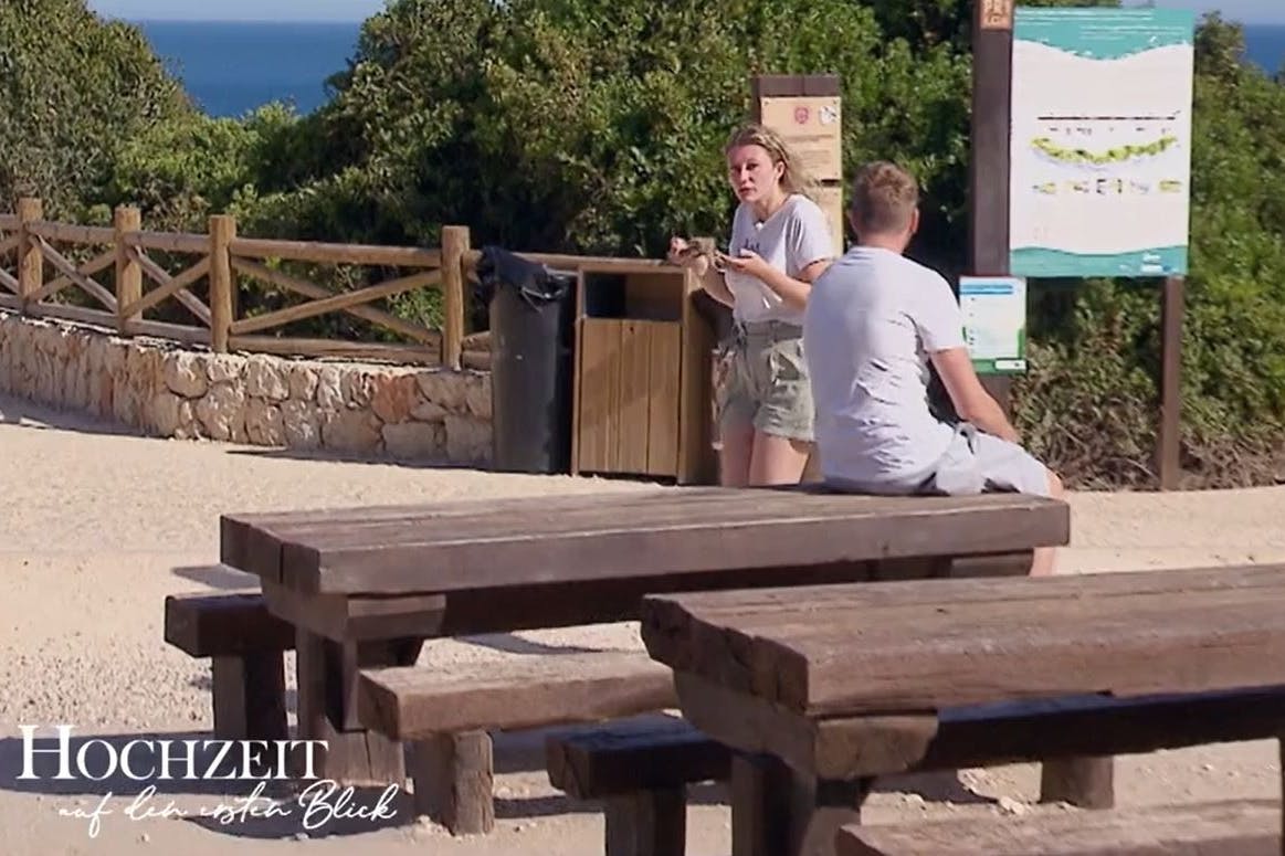 Hochzeit auf den ersten Blick: Am Strand zoffen sich Jaqueline (26) und Peter (34).