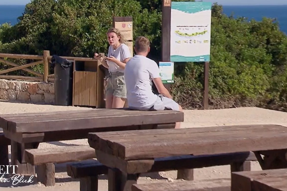 Am Strand zoffen sich Jacqueline (26) und Peter (34) nach der „Hochzeit auf den ersten Blick“ in den Flitterwochen.