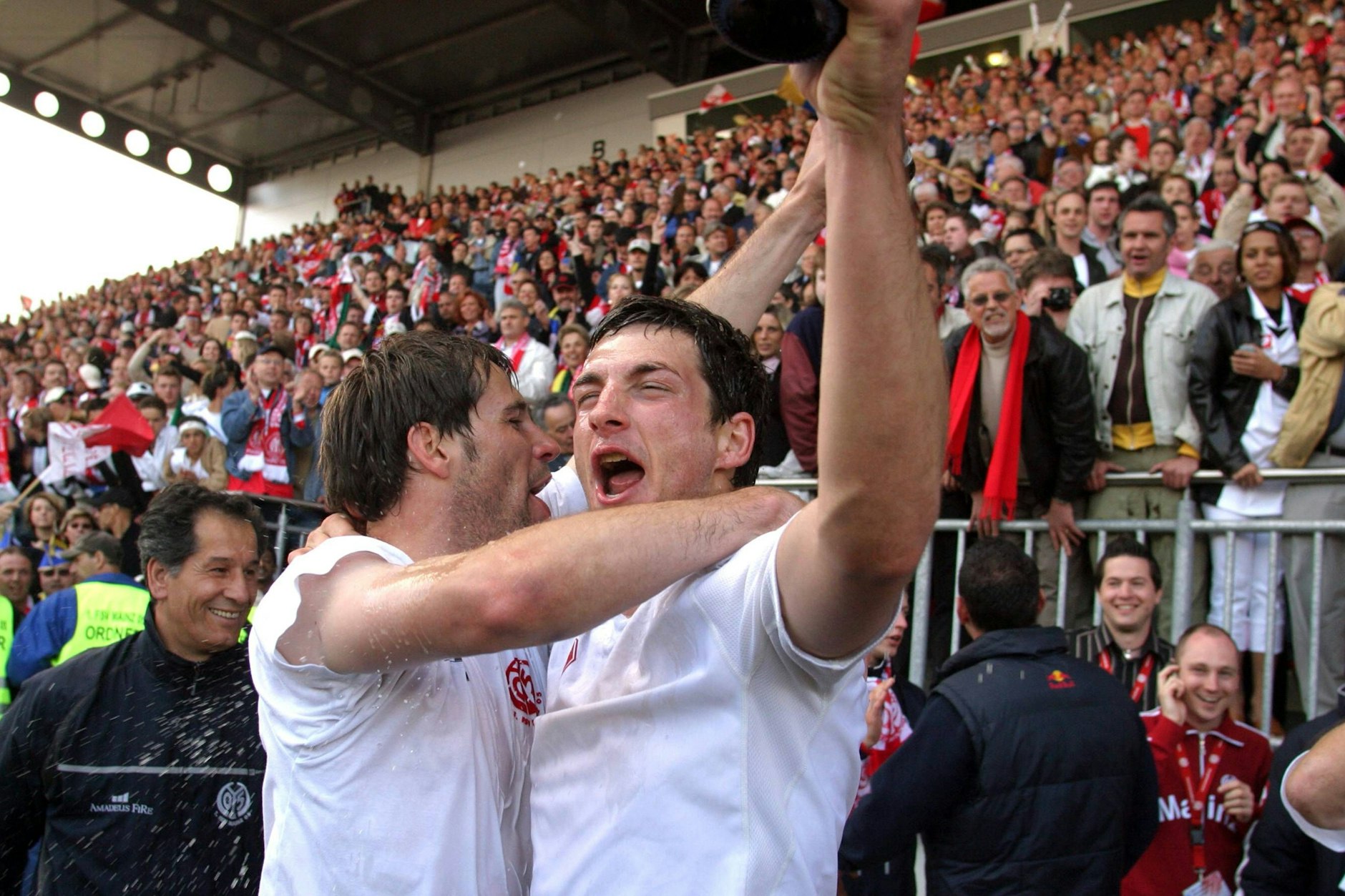 Sandro Schwarz (r.) und Marco Rose feiern 2004 zusammen den Aufstieg mit dem FSV Mainz 05 in die Fußball-Bundesliga.
