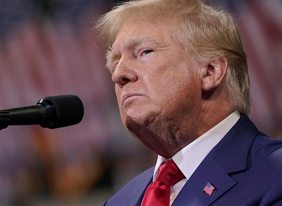 Vergewaltigungsvorwürfe: Donald Trump ist bei seiner Aussage vor Gericht ein Fehler unterlaufen.