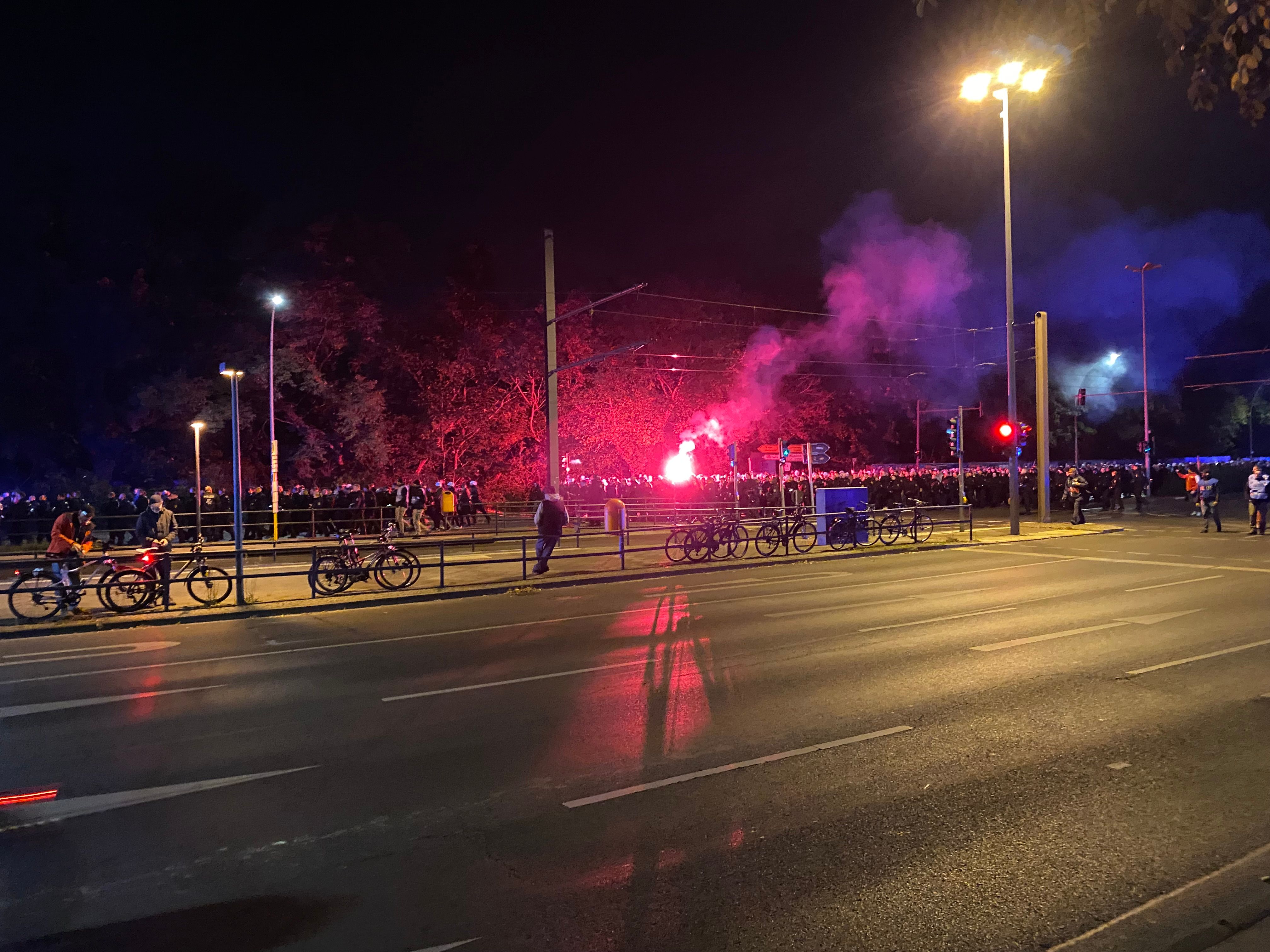 Image - Friedlicher Fanmarsch zum Spiel des 1. FC Union gegen Malmö - aber einige Anwohner waren stocksauer