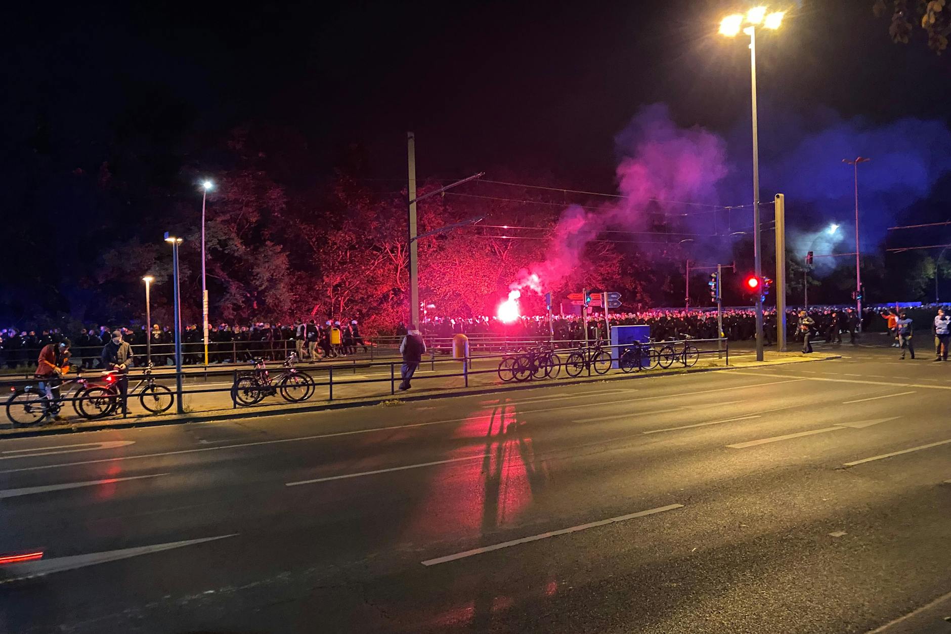 Der Fanmarsch der Anhänger von Malmö FF auf dem Weg in die Alte Försterei.