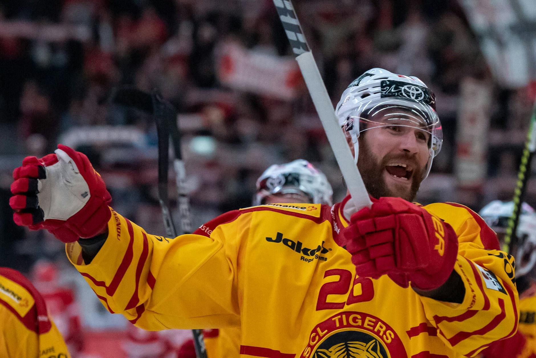 Hier jubelt Alex Grenier noch im Trikot der SCL Tigers aus Langnau in der Schweiz, am Freitag möchte der Kandier das gerne auch im Trikot der Eisbären tun.